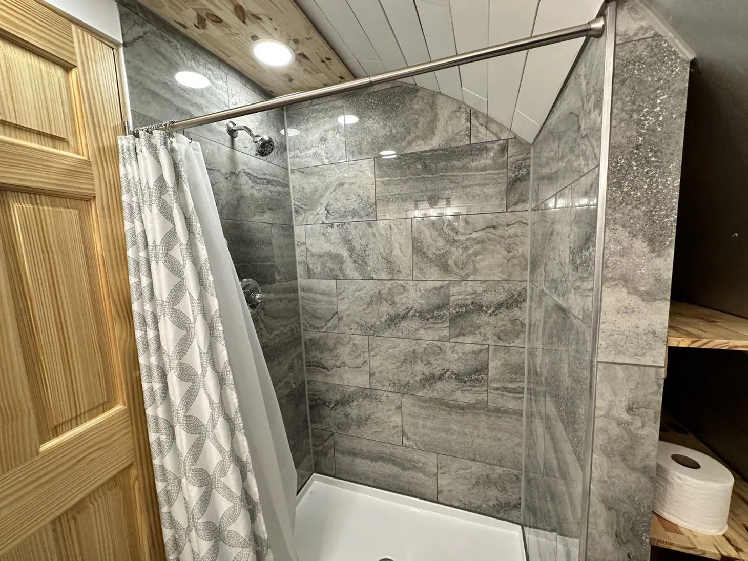 Bên cạnh phòng ngủ ấn tượng là một "phòng tắm thực sự" được lát gạch, có vòi sen, nhà vệ sinh và bồn rửa đầy đủ chức năng. "Tôi không muốn bạn có cảm giác như đang ngồi ghế áp đuôi hạng bét trên máy bay", anh nói đùa - Ảnh: Airbnb