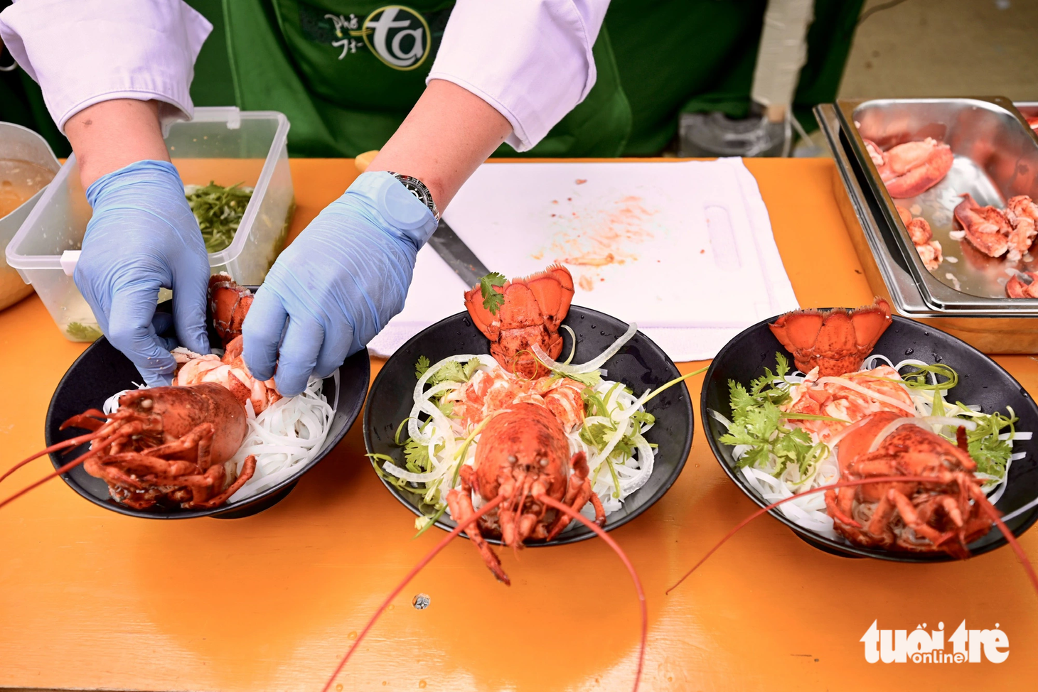 Trình diễn phở tôm hùm ở gian hàng Phở Ta - Phở Ta - Bình Tây Food hấp dẫn các thực khách. Tô phở với điểm nhấn nguyên con tôm hùm đem đến sự mới lạ, hiện đại trong món phở.