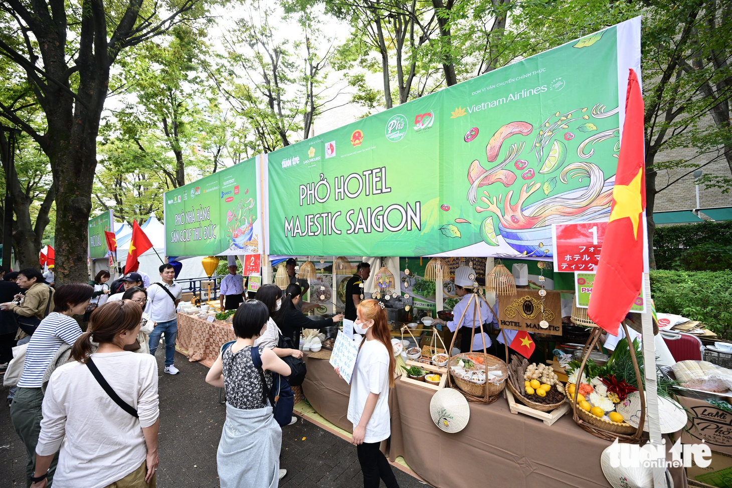 Thực khách thưởng thức phở tại công viên Yoyogi, Tokyo, Nhật Bản sáng 8-10