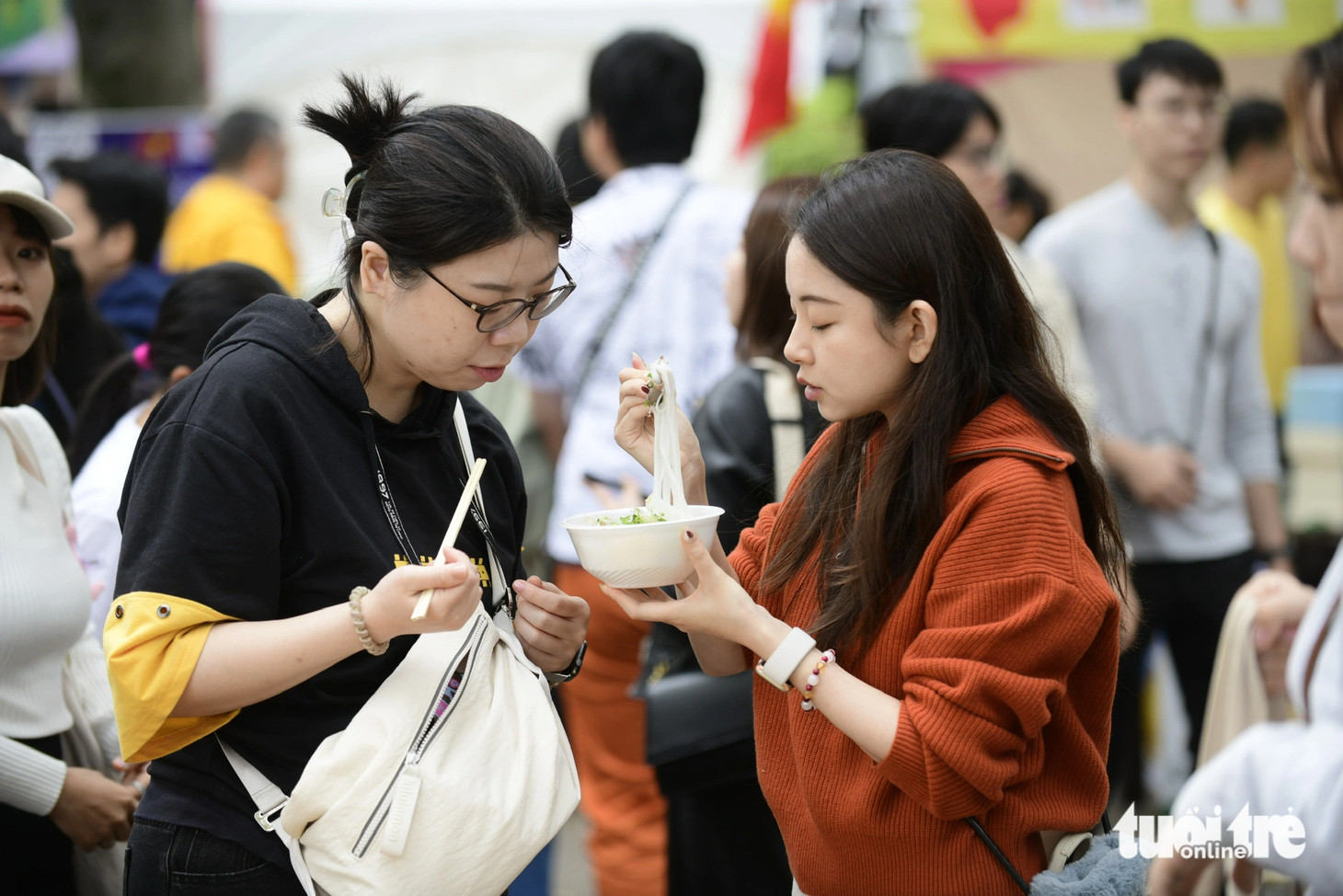 Thực khách thưởng thức phở tại công viên Yoyogi, Tokyo, Nhật Bản sáng 8-10 - Ảnh: QUANG ĐỊNH