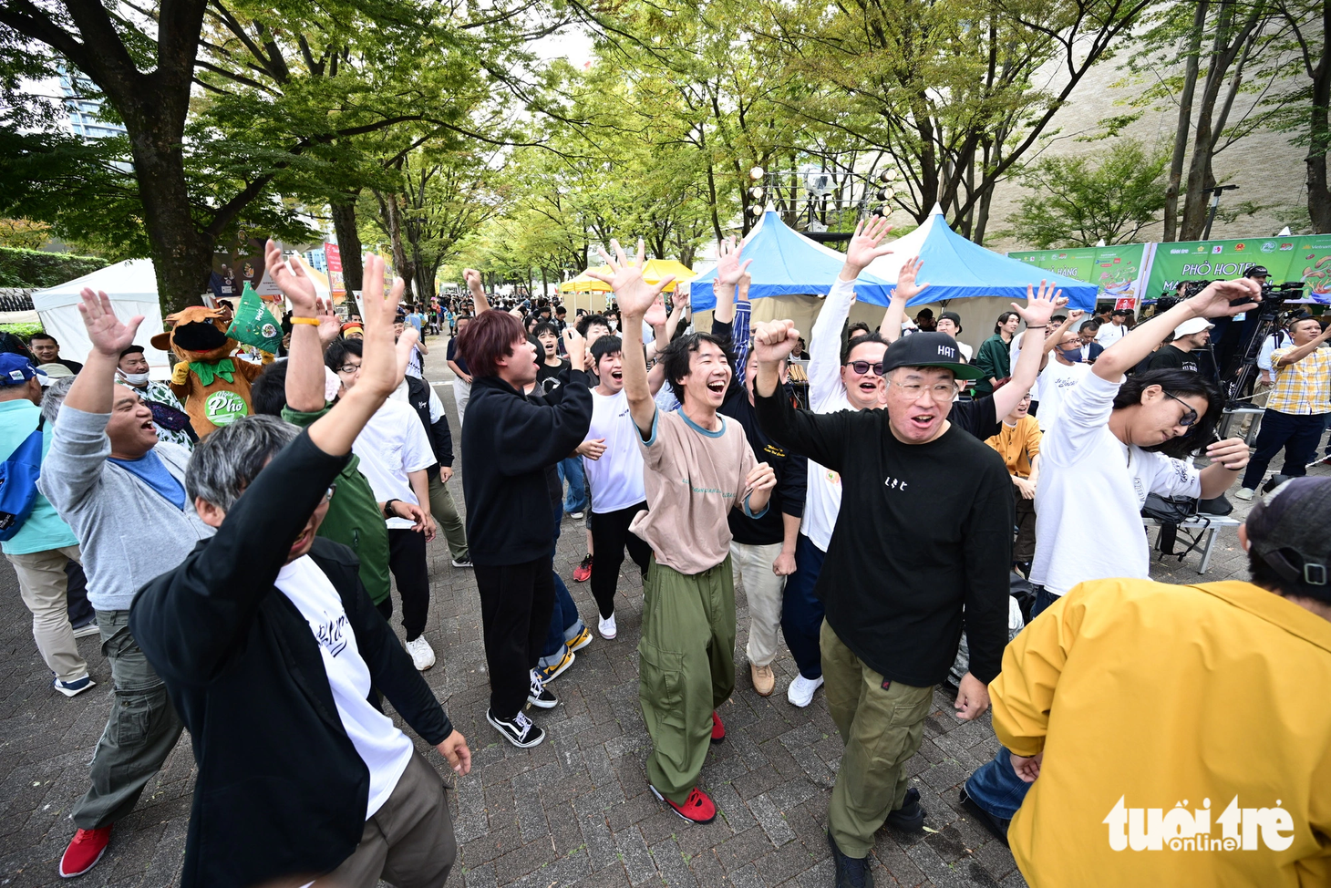 Khán giả cổ vũ nghệ sĩ trình diễn tại công viên Yoyogi, Tokyo, Nhật Bản sáng 8-10