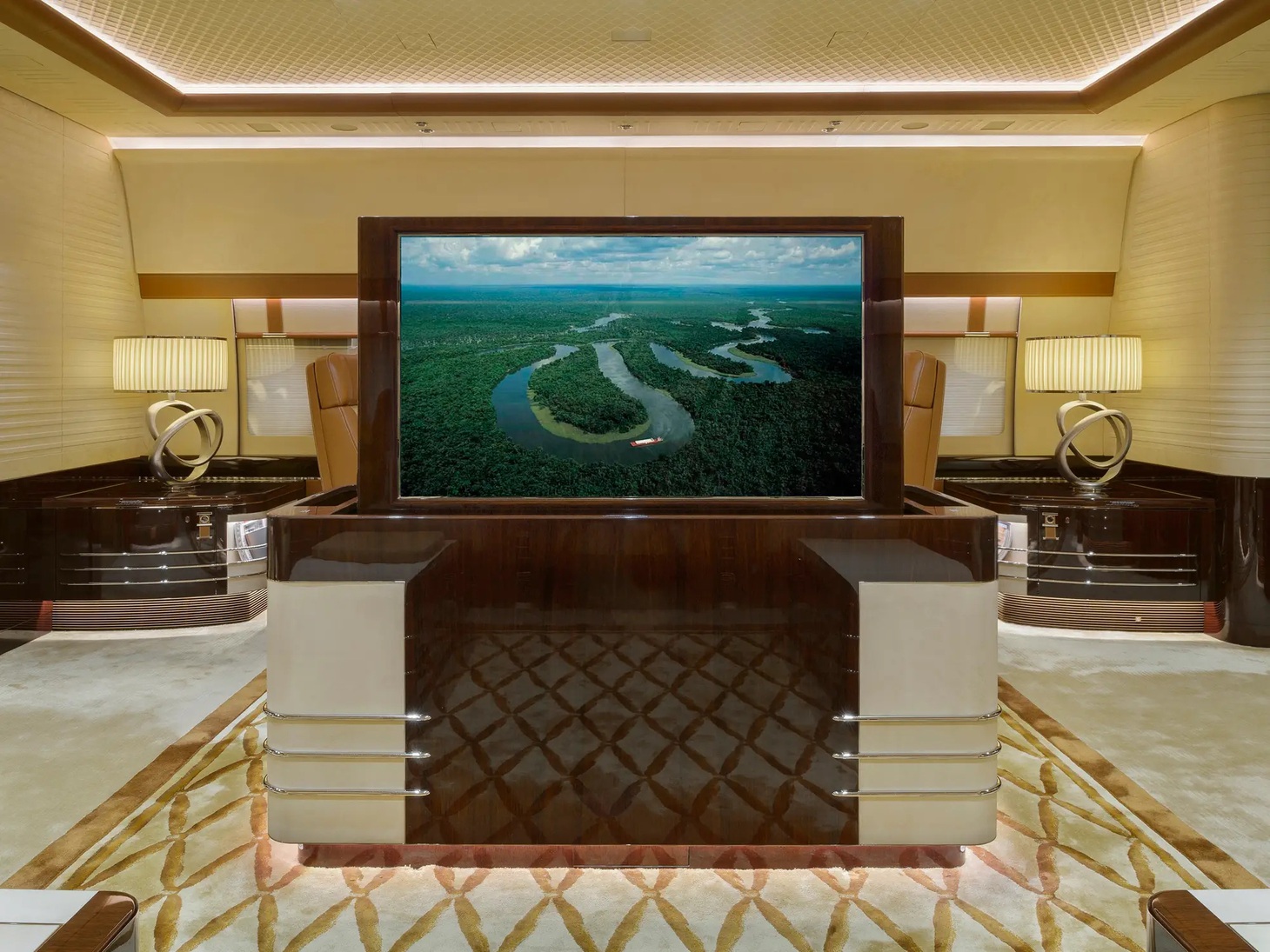 Nhà thiết kế Yves Pickardt trả lời phỏng vấn tạp chí Altitudes cho biết chủ máy bay đã yêu cầu thiết kế theo "phong cách hiện đại duyên dáng", không được quá cầu kỳ với vàng hay kim cương mà phải đơn giản thanh lịch như một ngôi nhà dành cho gia đình. Mất 4 năm để hoàn thiện chiếc máy bay theo yêu cầu của khách hàng - Ảnh: Cabinet Alberto Pinto