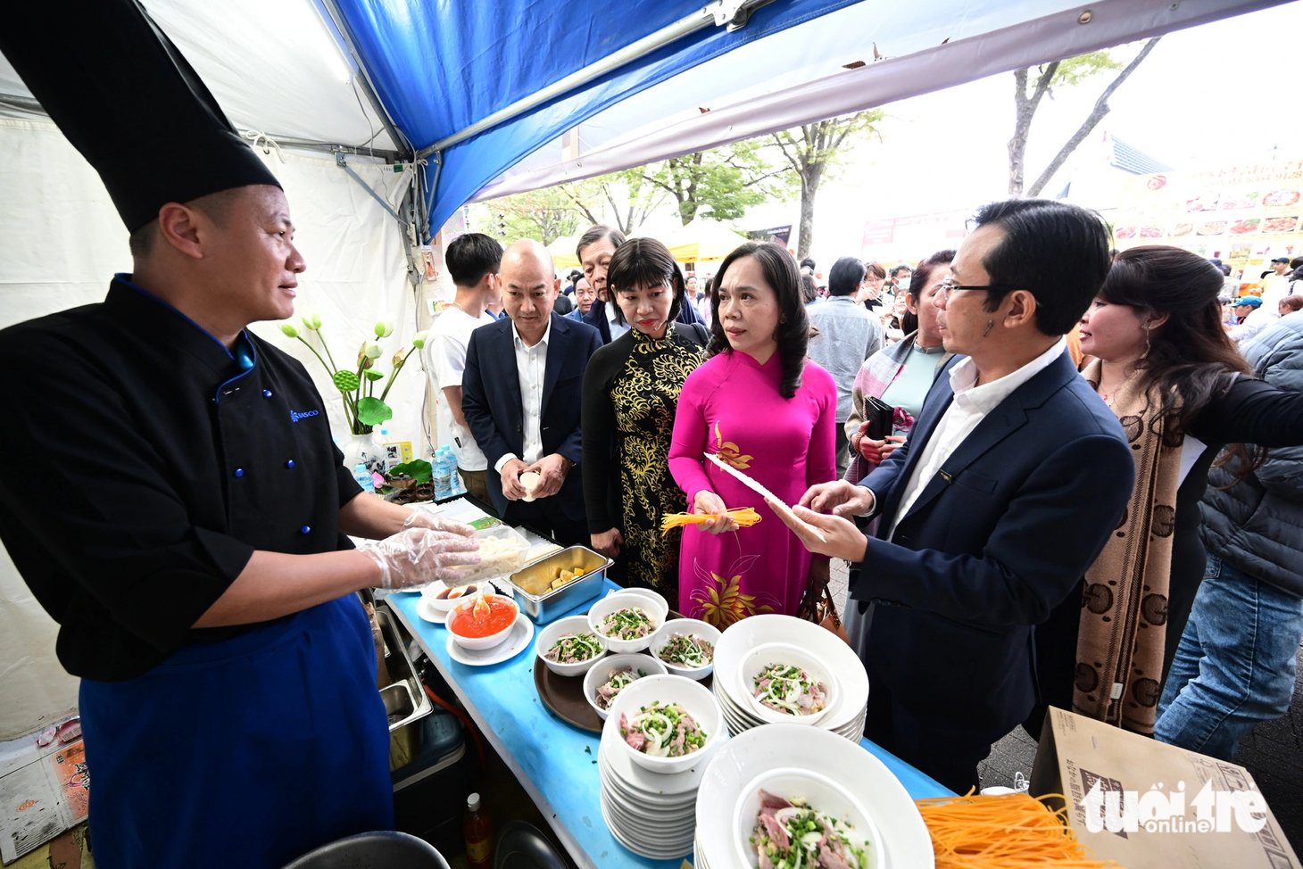 Bà Nguyễn Thị Thanh Xuân cùng đoàn công tác ghé các gian hàng phở Việt khi tới Vietnam Phở Festival hôm 8-10 - Ảnh: QUANG ĐỊNH