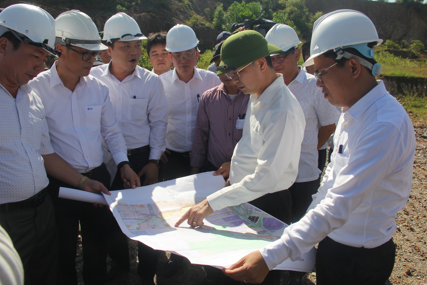 Lãnh đạo TP Đà Nẵng kiểm tra tại dự án cụm công nghiệp Hòa Cầm. Dự án này chưa khớp nối hạ tầng gây phiền toái cho người dân - Ảnh: TRƯỜNG TRUNG