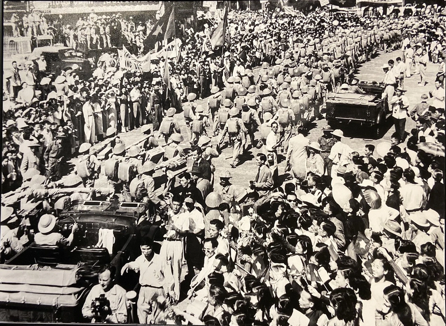 "Trùng trùng quân đi như sóng/ Lớp lớp đoàn quân kéo về" ngày 10-10-1954 đúng như bài hát Tiến về Hà Nội của Văn Cao - Ảnh: NGUYỄN DUY KIÊN