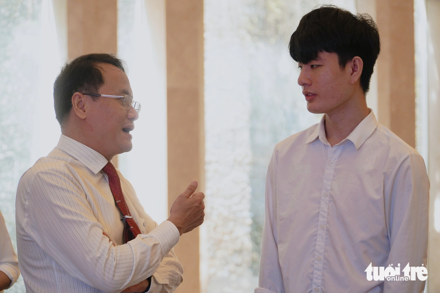 Nhà báo Nguyễn Hoàng Nguyên - phó tổng biên tập báo Tuổi Trẻ - gửi lời động viên đến tân sinh viên Lê Văn Sỹ - Ảnh: TRẦN HOÀI