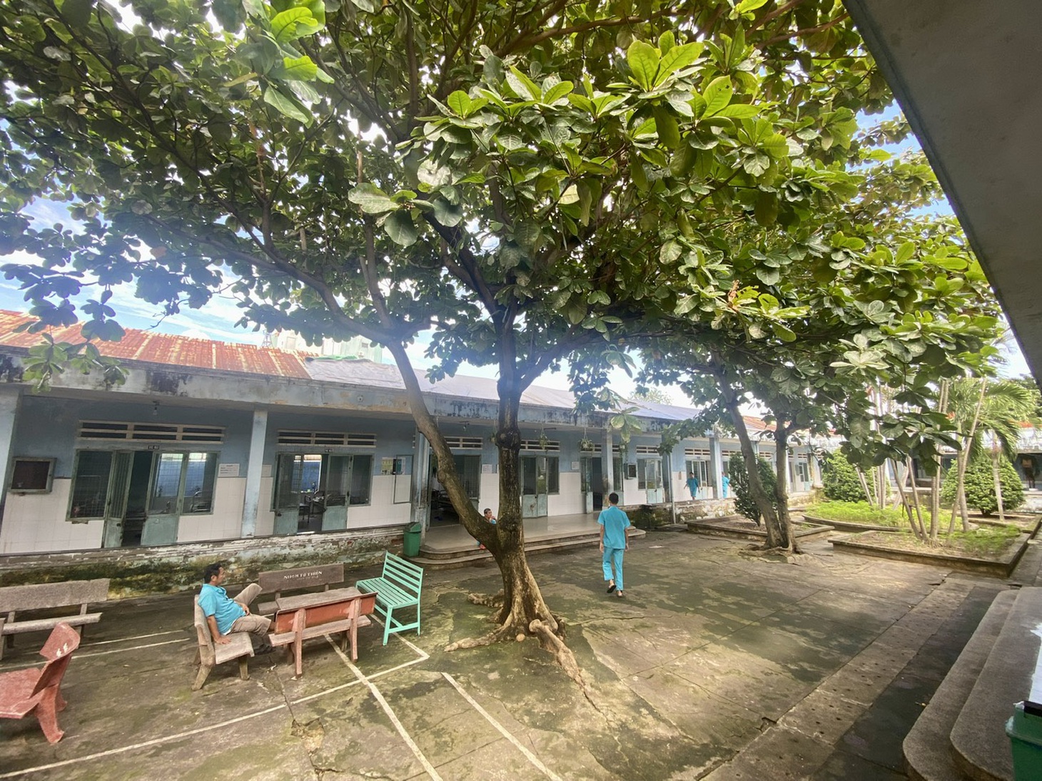 Khoa phục hồi chức năng và khoa tâm thần trẻ em được phủ bạt mới và làm máng xối&nbsp;