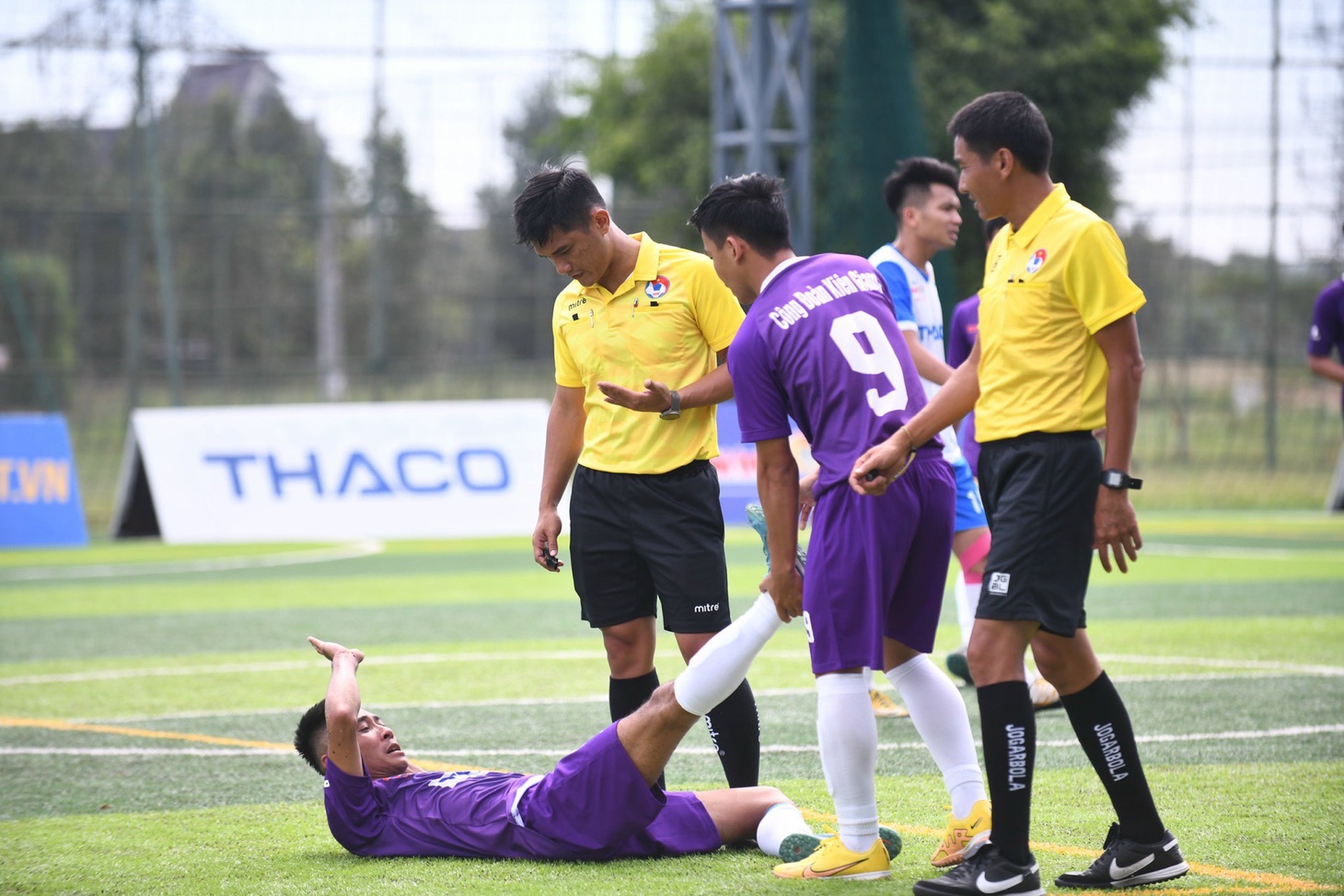 Những trận đấu rất căng thẳng buộc các trọng tài phải tập trung cao độ - Ảnh: QUANG ĐỊNH