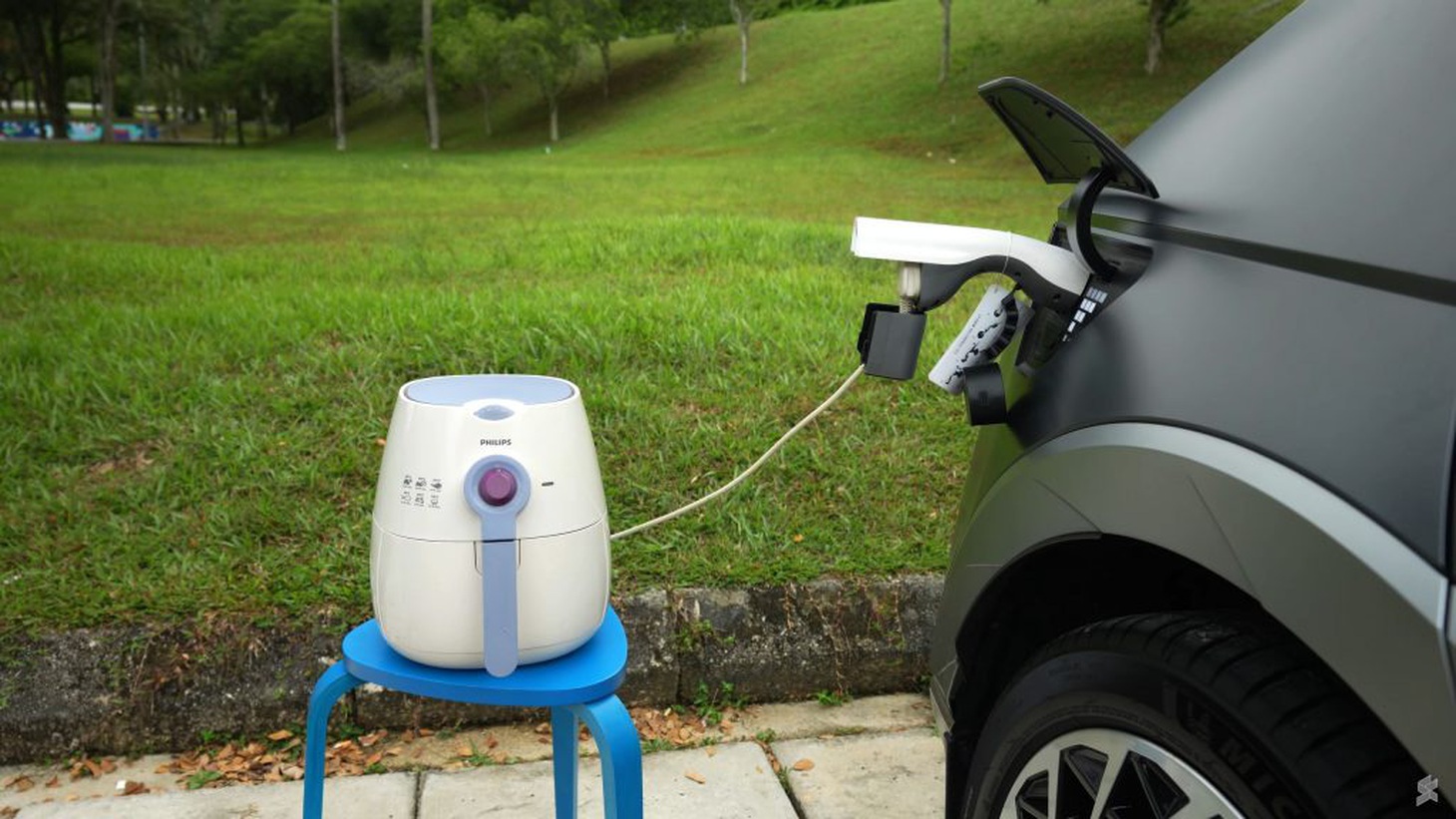 Các thành viên trong đoàn sẽ dùng chiếc SUV điện để tự sạc/cấp điện cho các vật dụng sử dụng hằng ngày trong hành trình - Ảnh: Soyacincau