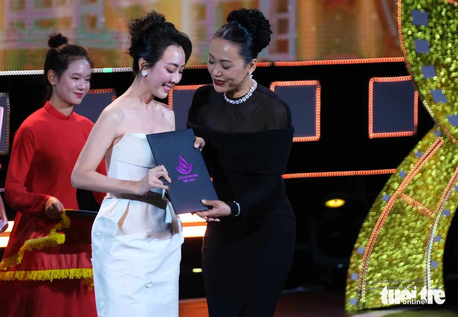 Giải thưởng của ban giám khảo được trao cho phim Con Nhót mót chồng (phim truyện); Đường đến hòa bình, Người ơi, đừng khóc cuối đường (phim tài liệu); Cây ổi thiên đường, Nữ tướng Mê Linh (phim hoạt hình); Đất ô nhiễm, Giải mã dấu vết vụ cháy (phim khoa học) - Ảnh: MAI VINH