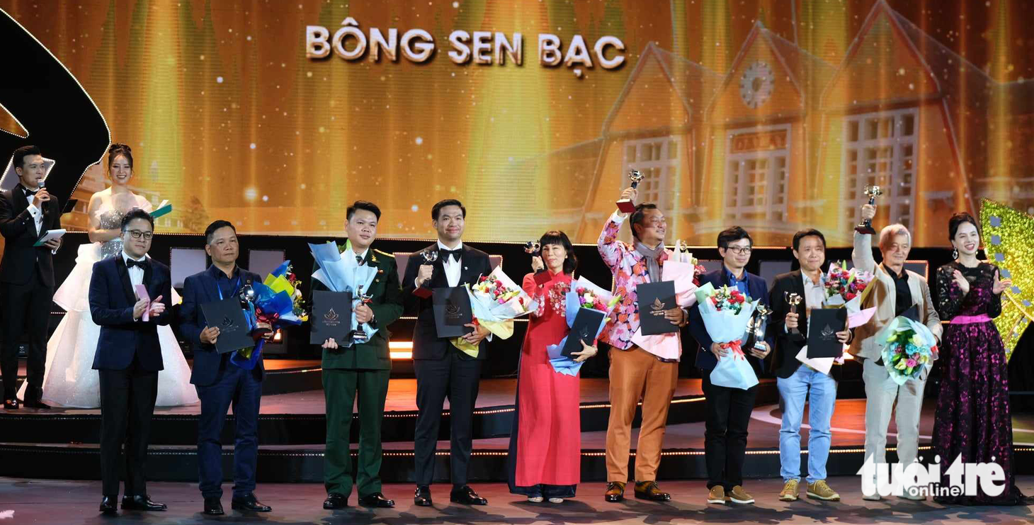 Đạo diễn Victor Vũ và diễn viên Đinh Ngọc Diệp lên trao giải Bông sen bạc cho “người ta”: Mẹ ơi, Bướm đây, Đào, phở và piano và Em và Trịnh (phim truyện điện ảnh); Nụ cười; Bà của Đỗ Đỏ (phim hoạt hình); Rác chìm (phim khoa học); Hai bàn tay, Trời Hà Nội mãi xanh - Bầu trời của hòa bình (phim tài liệu). Đào, phở và piano là đại diện phim nhà nước đặt hàng duy nhất có giải ở thể loại phim truyện.