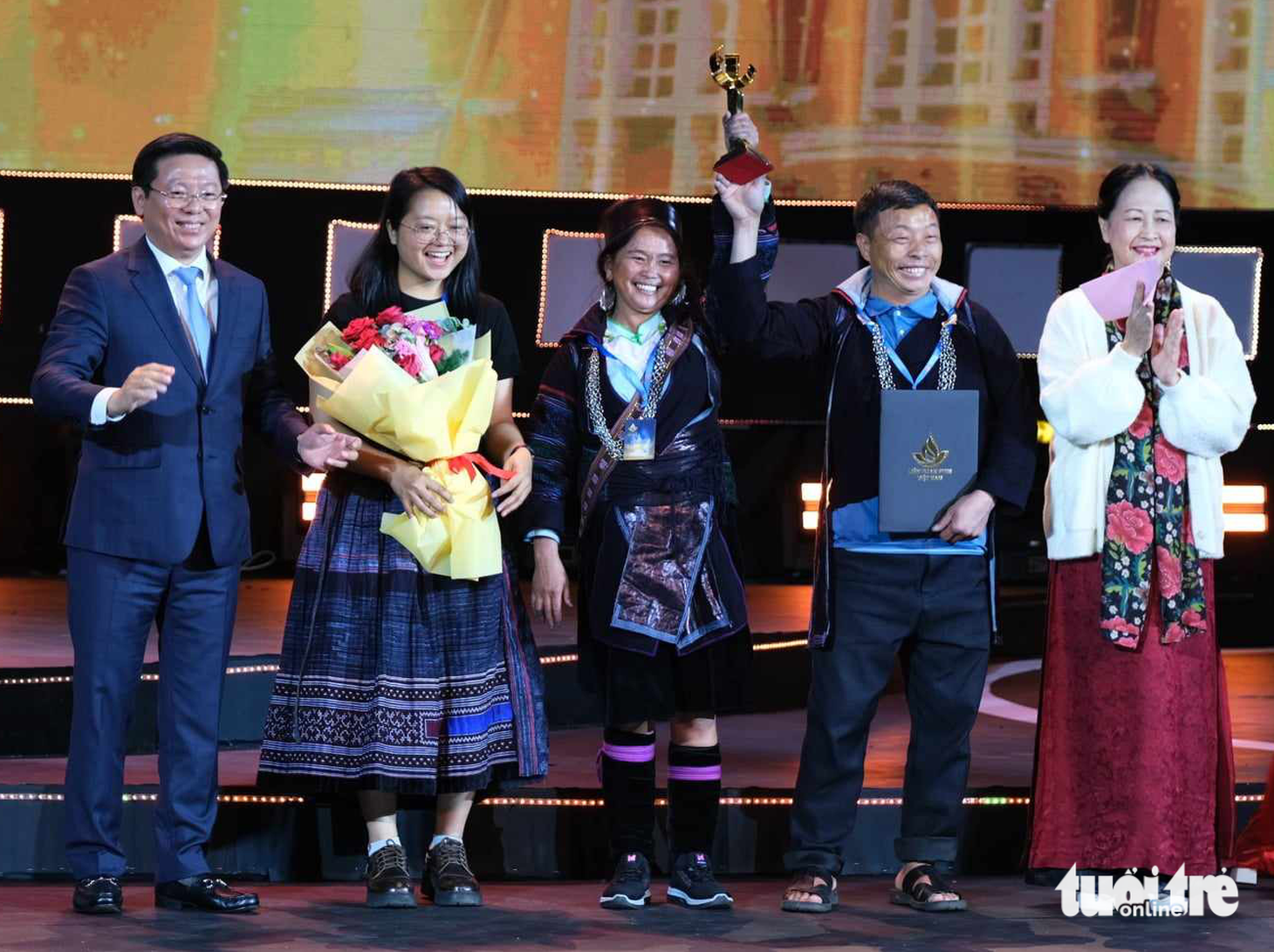 NSND Như Quỳnh và ông Trần Thanh Lâm - phó trưởng Ban Tuyên giáo Trung ương - trao giải thưởng Bông sen vàng danh giá cho "Những đứa trẻ trong sương" ở hạng mục phim tài liệu. Đạo diễn Hà Lệ Diễm lên sân khấu nhận giải cùng với bố mẹ Má Thị Di - nhân vật chính trong phim, đi từ Sa Pa (Lào Cai) vào Đà Lạt. Chiến thắng này không nằm ngoài dự đoán khi trước đó, phim của Hà Lệ Diễm từng “oanh tạc” với nhiều giải thưởng đáng chú ý - Ảnh: MAI VINH