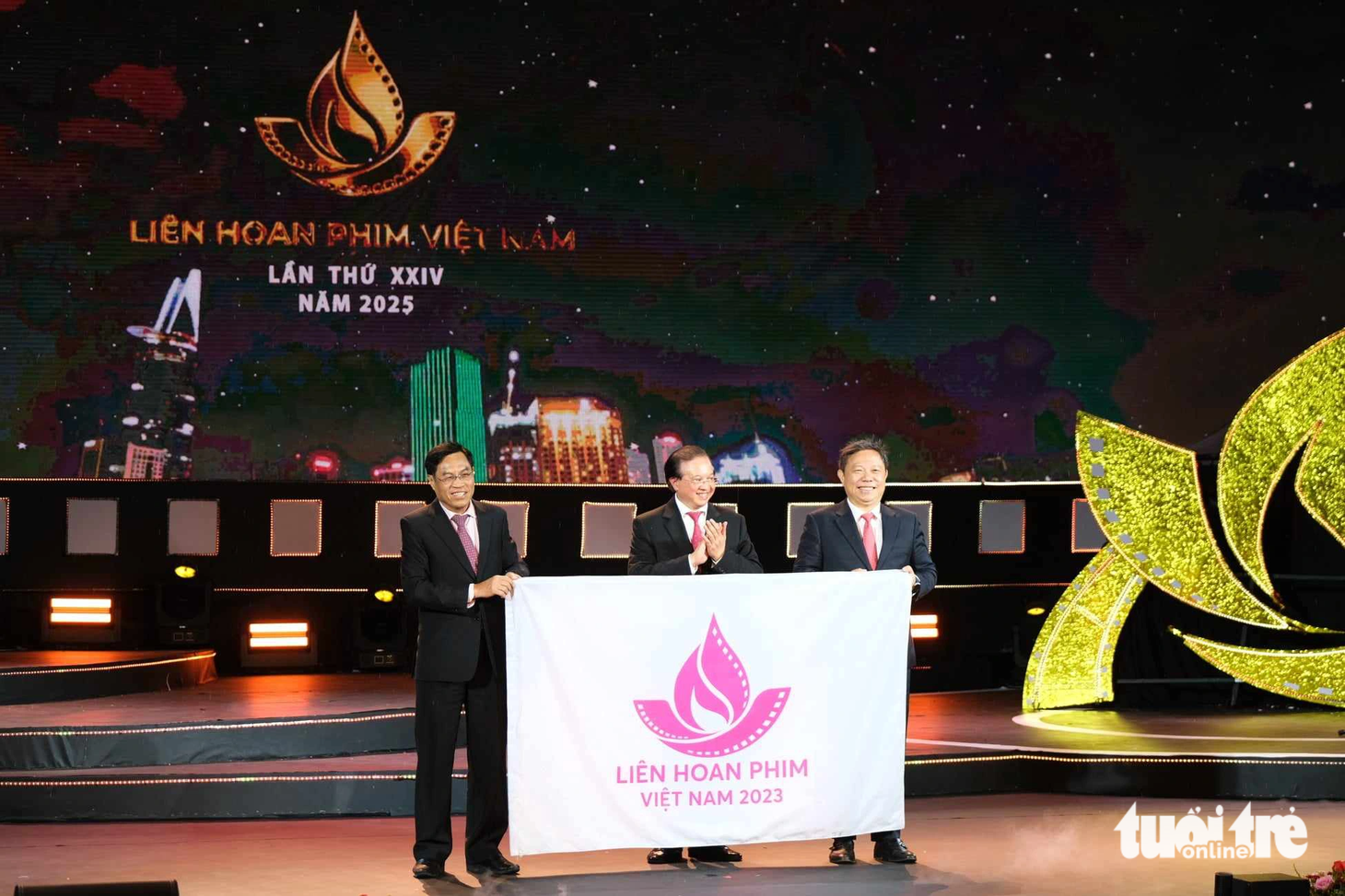 Ông Dương Anh Đức, phó chủ tịch UBND TP.HCM, có mặt để thực hiện nghi lễ nhận cờ đăng cai cho TP.HCM - nơi diễn ra Liên hoan phim Việt Nam lần thứ 24 vào năm 2025. Khép lại Liên hoan phim Việt Nam năm nay, ông Dương Anh Đức chia sẻ TP.HCM vinh dự khi có cơ hội đăng cai với Bộ Văn hóa, Thể thao và Du lịch tổ chức Liên hoan phim lần thứ 24 tới. "Thành công của TP Đà Lạt tại Liên hoan phim Việt Nam tạo ra một áp lực không nhỏ với TP.HCM trong kỳ liên hoan tới. Lãnh đạo TP.HCM cam kết sẽ tạo mọi điều kiện với tinh thần trách nhiệm cao nhất để sự kiện thành công, tốt đẹp" - Ảnh: MAI VINH