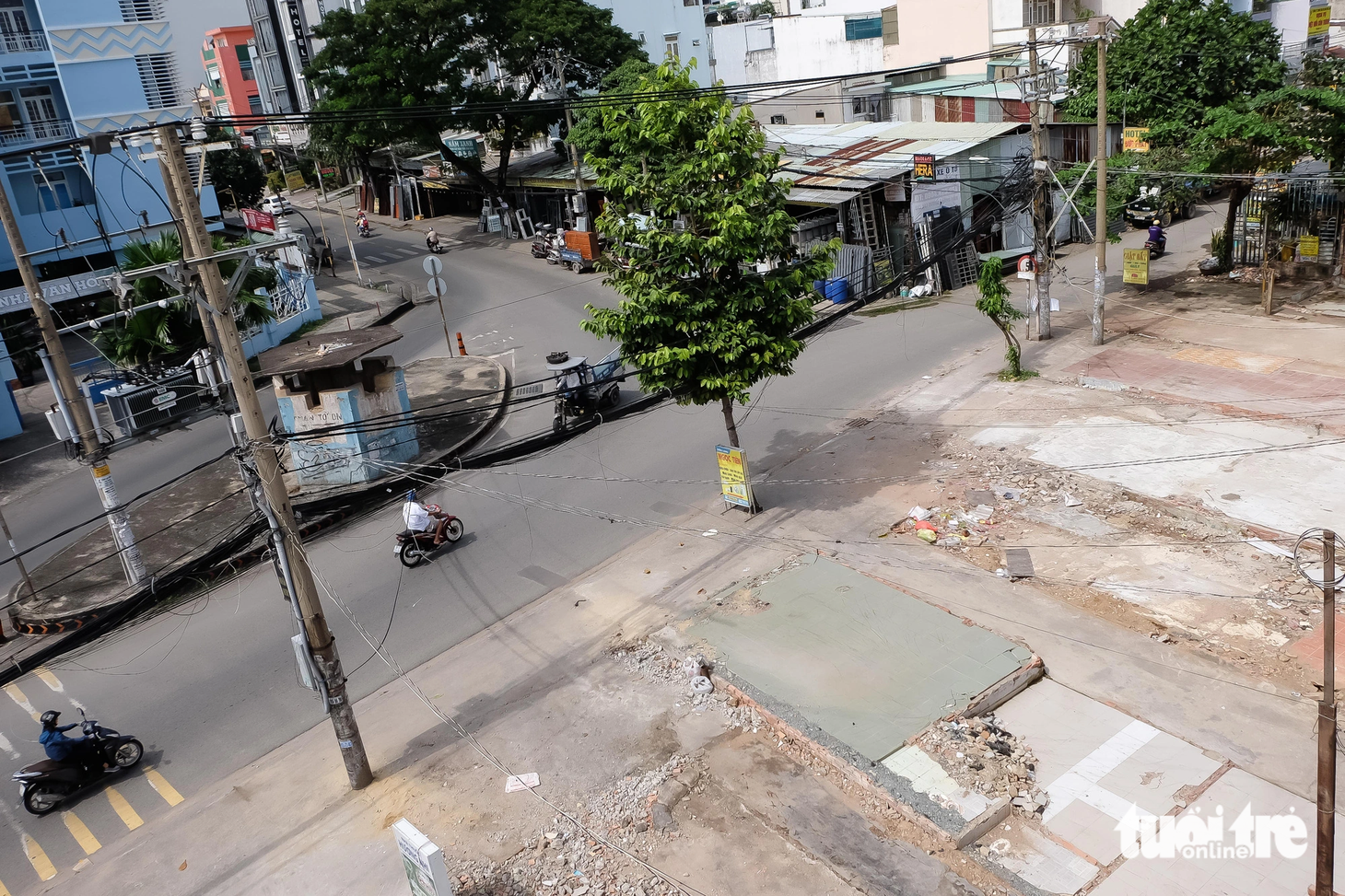 Ông Nguyễn Tuấn (51 tuổi, ngụ cuối đường Dương Quảng Hàm, đoạn gần công viên văn hóa Gò Vấp) cho biết đã tháo dỡ, đập bỏ, bàn giao mặt bằng sạch cho dự án hơn 10 ngày trước. Ông chia sẻ việc bàn giao phần đất dài 10m trước nhà cho dự án không ảnh hưởng nhiều đến sinh hoạt. "Chỉ mong dự án sớm hoàn thành để bớt kẹt xe, đường sá thông thoáng", ông nói.