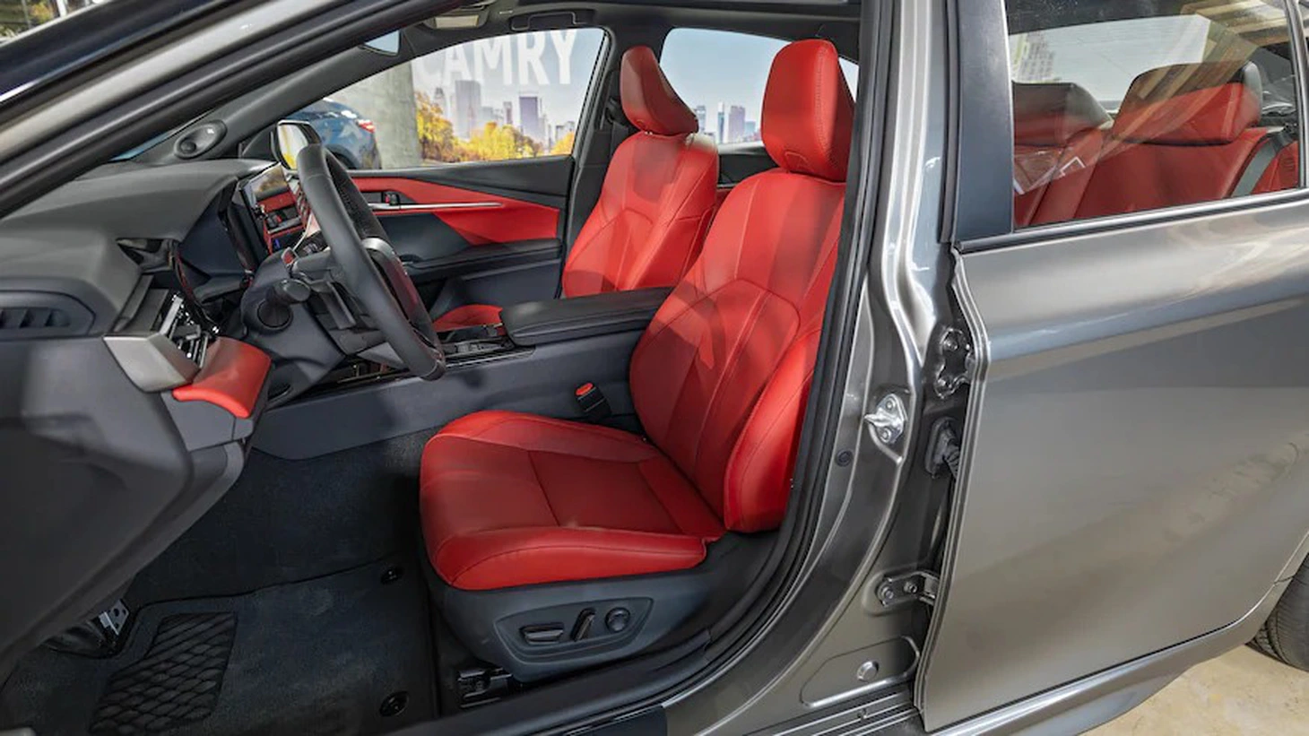 Báo Mỹ đánh giá Toyota Camry 2025: Ấn tượng nhưng không đột phá- Ảnh 6.