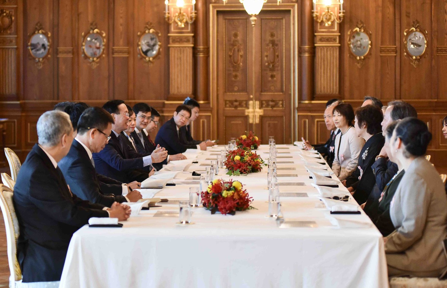 Chủ tịch nước Võ Văn Thưởng trong cuộc gặp các gia đình homstay Nhật Bản mà ông từng lưu trú - Ảnh: NGUYỄN HỒNG/Báo Thế giới và Việt Nam