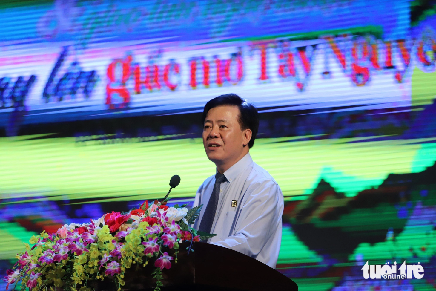 Ông Ngô Văn Đông - chủ tịch Quỹ “Đồng hành nhà nông”, tổng giám đốc Công ty cổ phần phân bón Bình Điền - chia sẻ, động viên với các em sinh viên - Ảnh: TRUNG TÂN