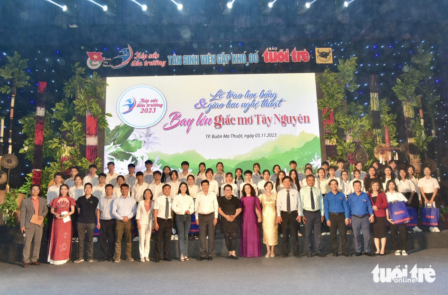 Các tân sinh viên chụp hình lưu niệm cùng ban tổ chức, nhà tài trợ, khách mời dự lễ trao học bổng tối 3-11 - Ảnh: T.T.D.