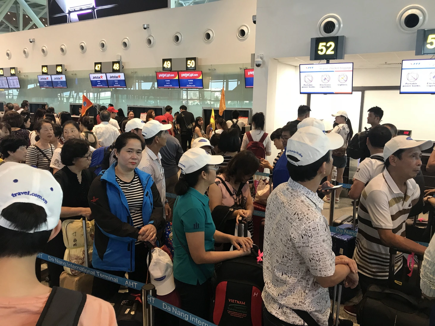 Hành khách làm thủ tục lên máy bay ở nhà ga quốc tế sân bay Đà Nẵng (T2) - Ảnh: TRƯỜNG TRUNG
