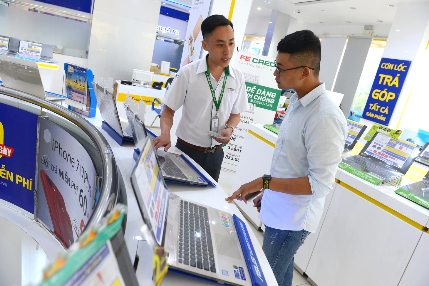 Các chuyên gia đề xuất cần áp trần lãi suất các khoản vay tiêu dùng - Ảnh: QUANG ĐỊNH