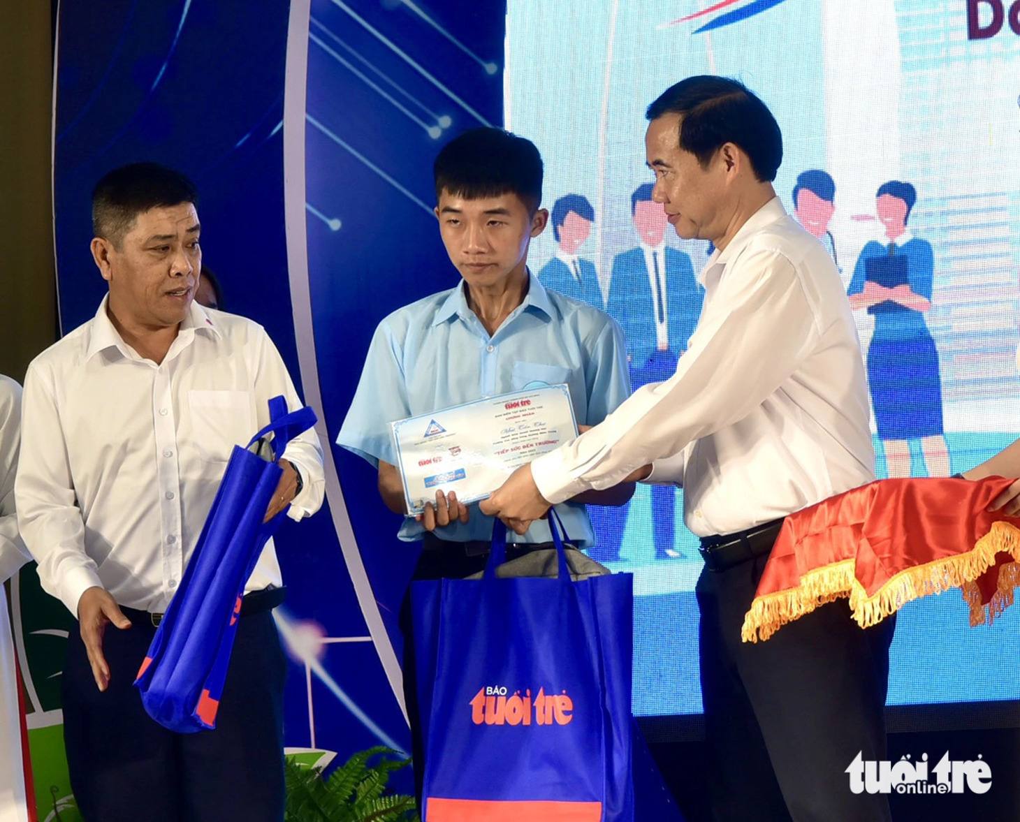 Ông Nguyễn Thái Học - phó trưởng Ban Nội chính Trung ương (phải) và ông Võ Thụy Linh - Phó chủ tịch Hội đồng quản trị Tập đoàn Đèo Cả (trái) trao học bổng cho tân sinh viên Mai Tấn Thư&nbsp;tân sinh viên ngành kinh doanh thương mại Trường cao đẳng Công Thương miền Trung - Ảnh: T.T.D.