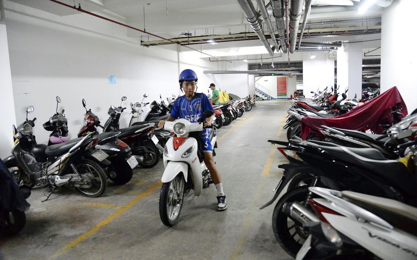 Khu vực để xe máy tại chung cư trên đường Lê Văn Lương, huyện Nhà Bè, TP.HCM - Ảnh: HẢI QUỲNH