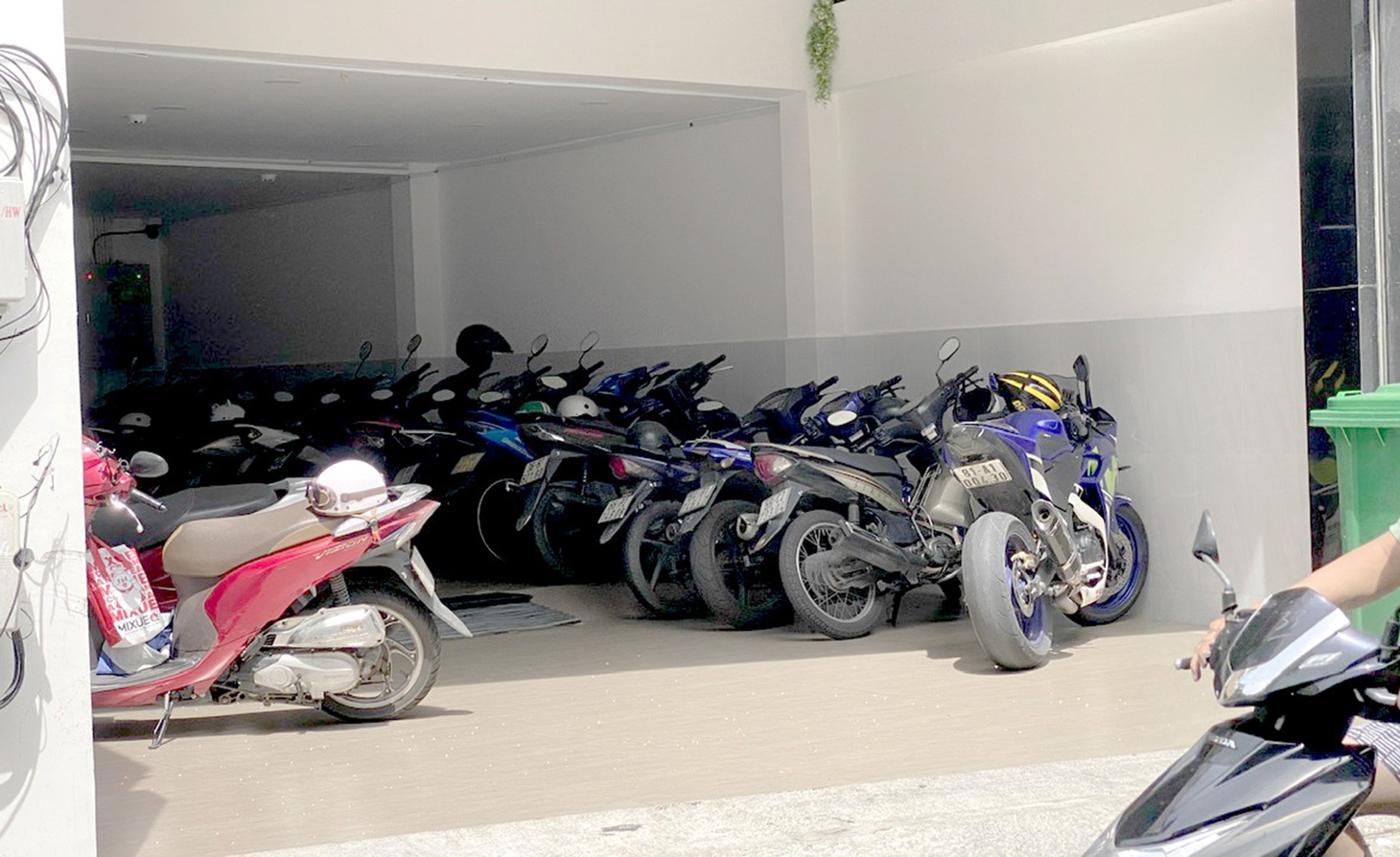 Khu để xe máy tại chung cư mini ở quận 3, TP.HCM - Ảnh: TỰ TRUNG