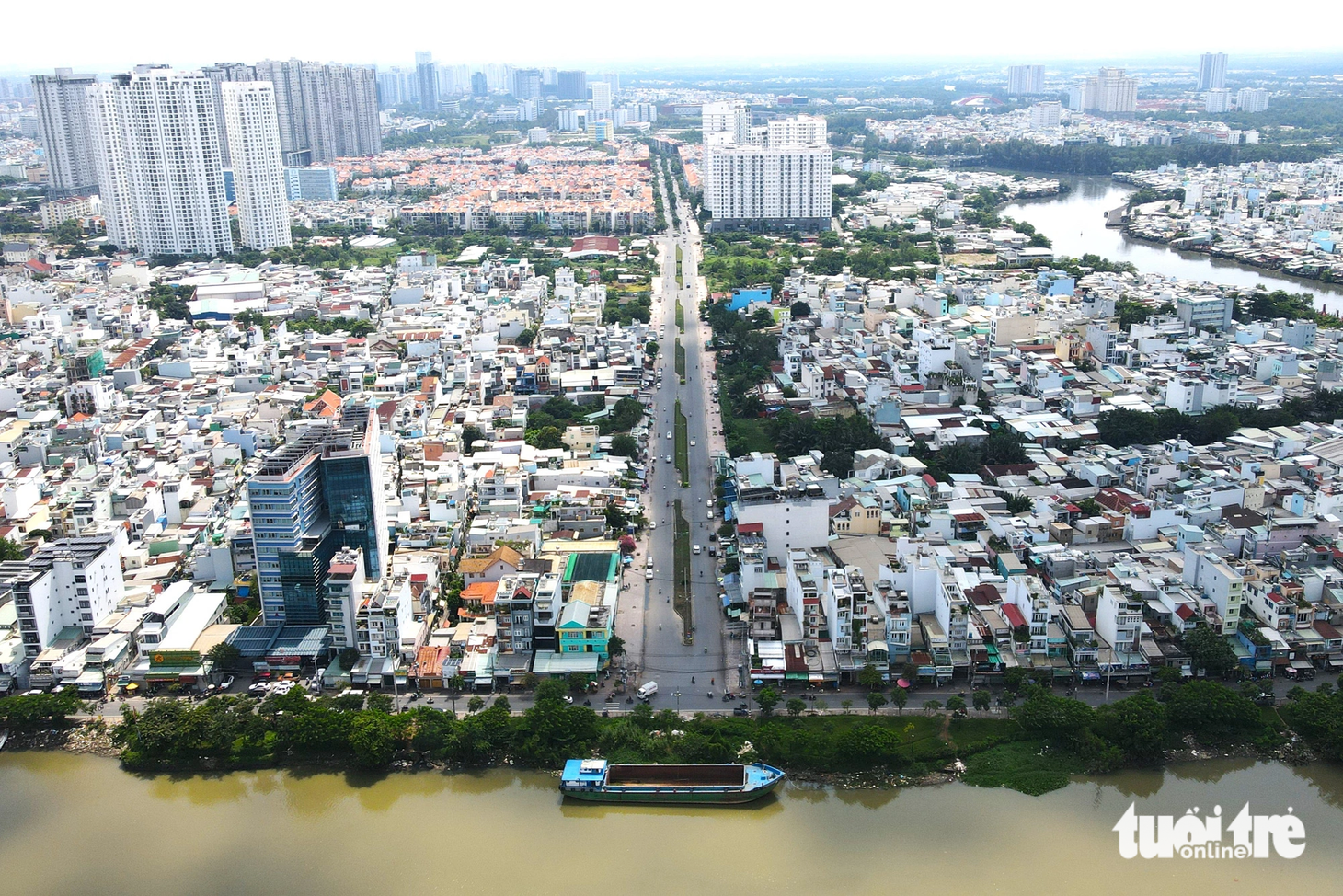 Nhìn từ đường Nguyễn Khoái, phía bên kia bờ Kênh Tẻ là đường Hoàng Trọng Mậu (quận 7) dẫn về khu dân cư Him Lam, kết nối với đường D1. Từ đường D1, người dân có thể tiếp tục di chuyển đến đường Nguyễn Hữu Thọ hoặc đại lộ Nguyễn Văn Linh. Như vậy, khi cầu đường Nguyễn Khoái hình thành, người dân có thể di chuyển từ quận 1 qua quận 4 và đến quận 7 thuận lợi hơn - Ảnh: PHƯƠNG NHI