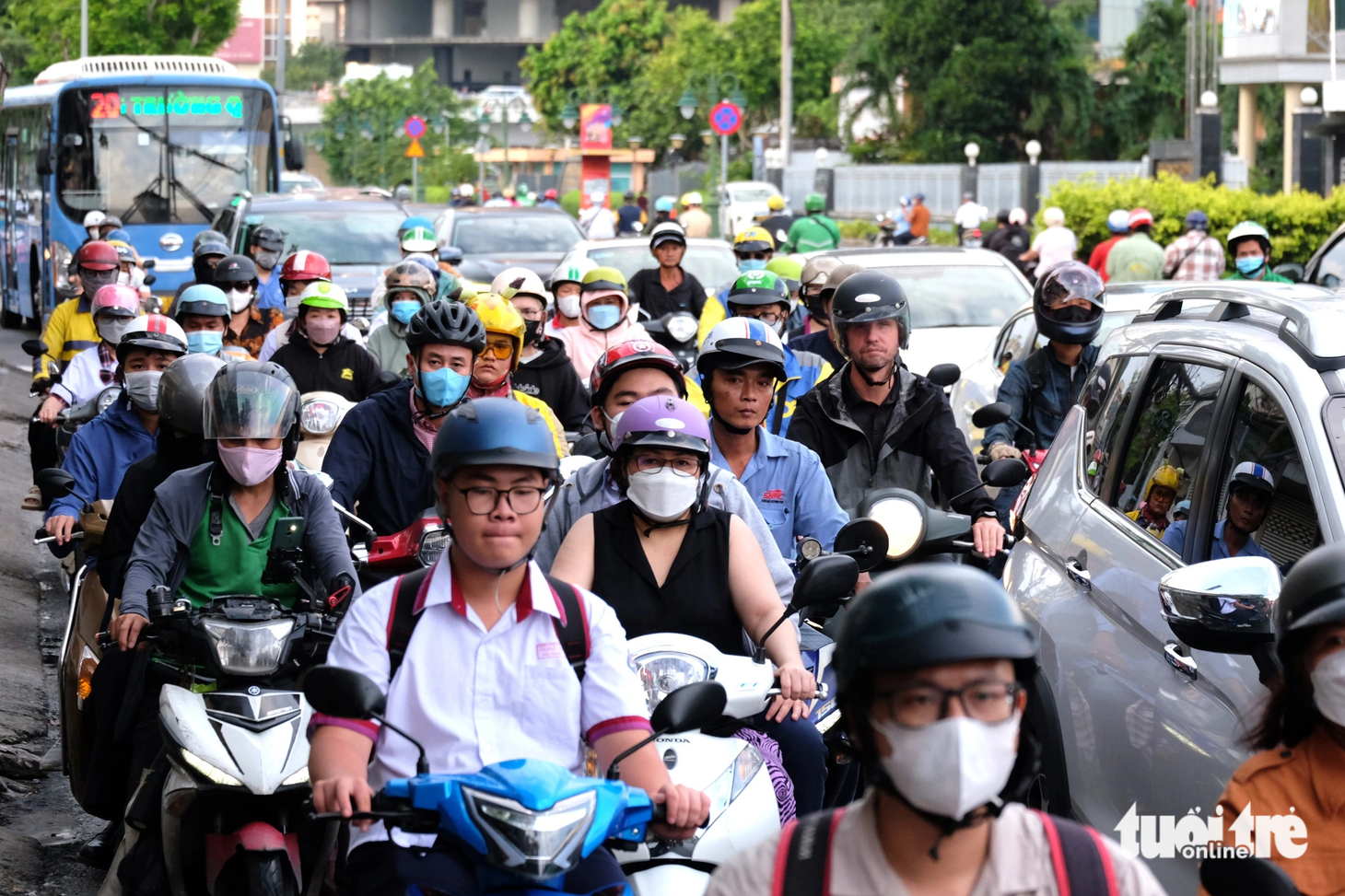Kẹt xe trên đường Nguyễn Tất Thành (quận 4) chiều 6-11. Hiện đây là tuyến đường chính kết nối quận 1 và quận 7, đi qua quận 4, nên thường xuyên xảy ra ùn tắc giao thông vào giờ cao điểm - Ảnh: THU DUNG