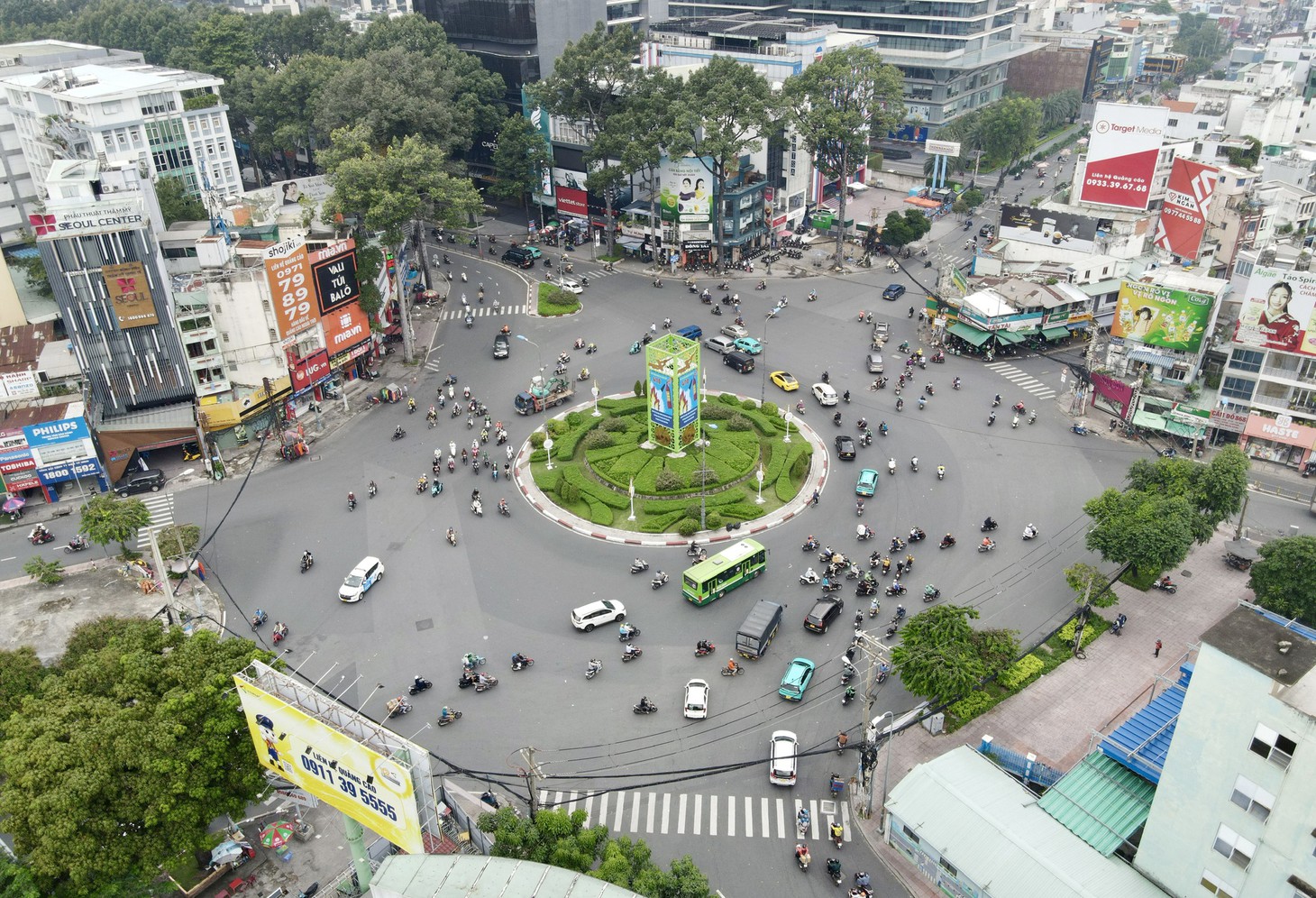 Khu vực vòng xoay Công trường Dân Chủ (quận 3, TP.HCM) - Ảnh: CHÂU TUẤN