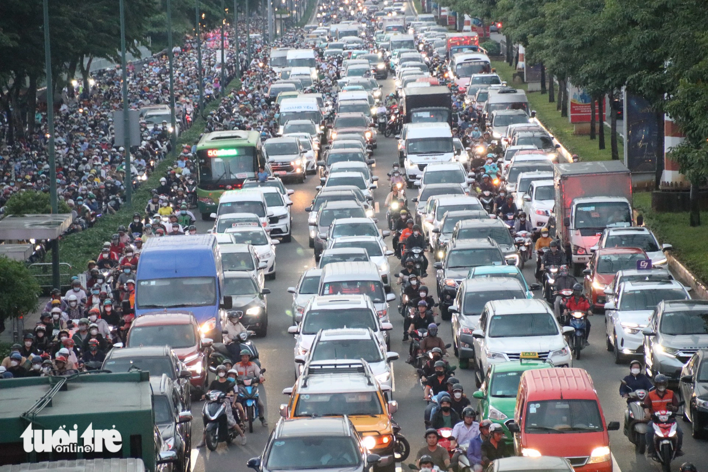 Dòng xe "rồng rắn" nối đuôi nhau hơn 2km từ đường Lê Quang Định về cầu Bình Lợi - Ảnh: TIẾN QUỐC