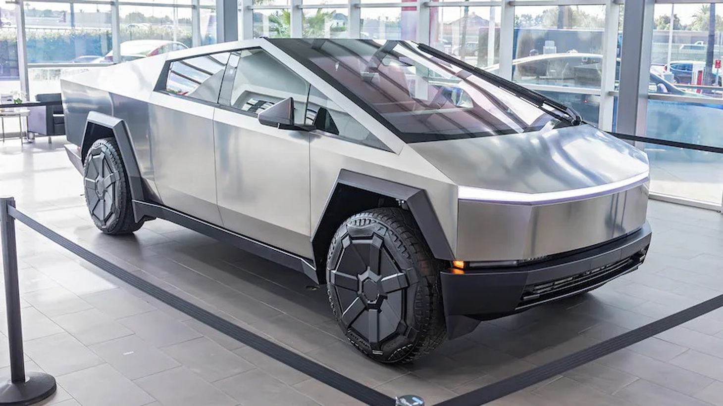 Tesla Cybertruck ra mắt với thiết kế gần như không khác gì lần lộ diện đầu vào 4 năm trước đây - Ảnh: Motor Trend