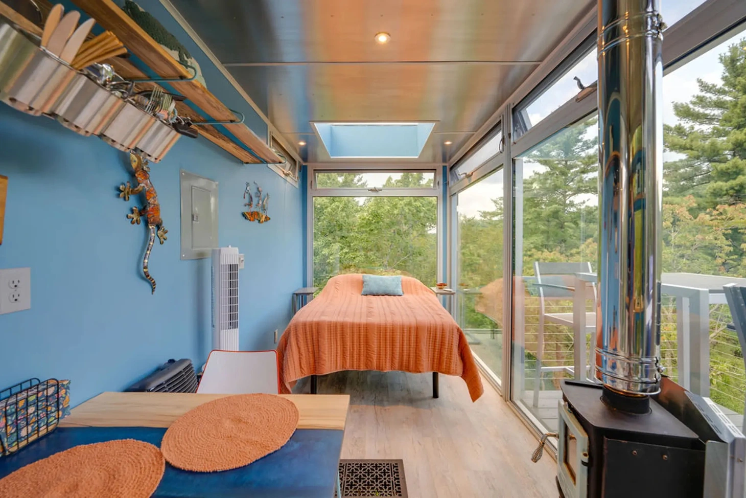 Nhà container cao ngất ngưởng giữa rừng sâu- Ảnh 11.