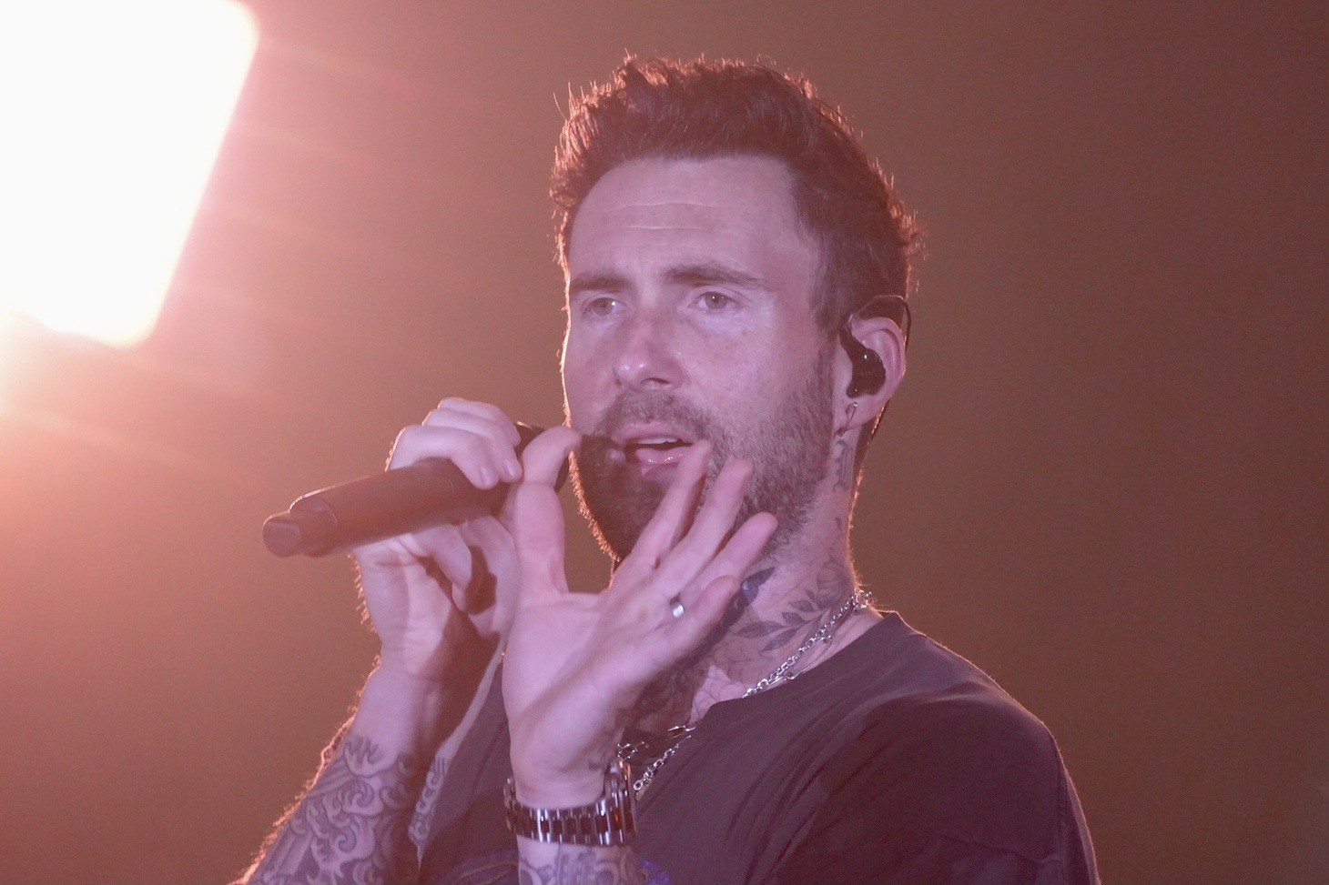 Adam Levine hát một mạch mười mấy ca khúc nhưng giọng hát vẫn rất điêu luyện, mạnh mẽ, cao vút - Ảnh: HỮU HẠNH