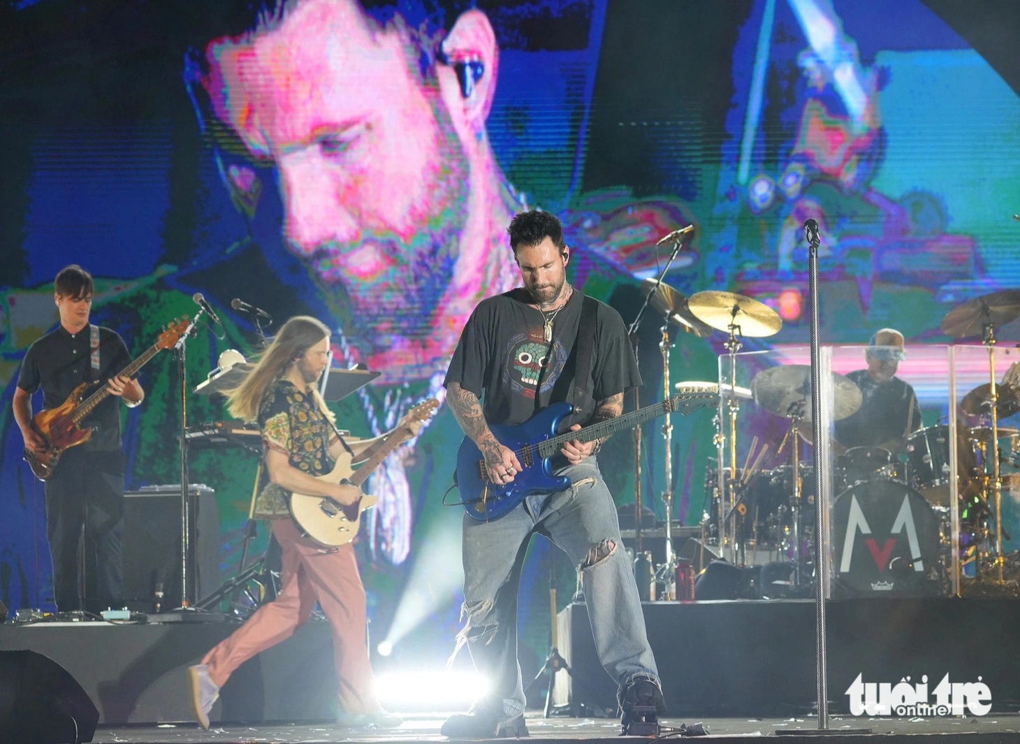 Adam Levine chơi guitar máu lửa cũng như lúc anh hát - Ảnh: HỮU HẠNH