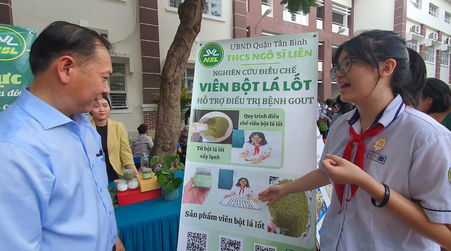 Em Lê Phước Khánh An, học sinh lớp 9, Trường THCS Ngô Sĩ Liên trình bày về đề tài nghiên cứu của mình
