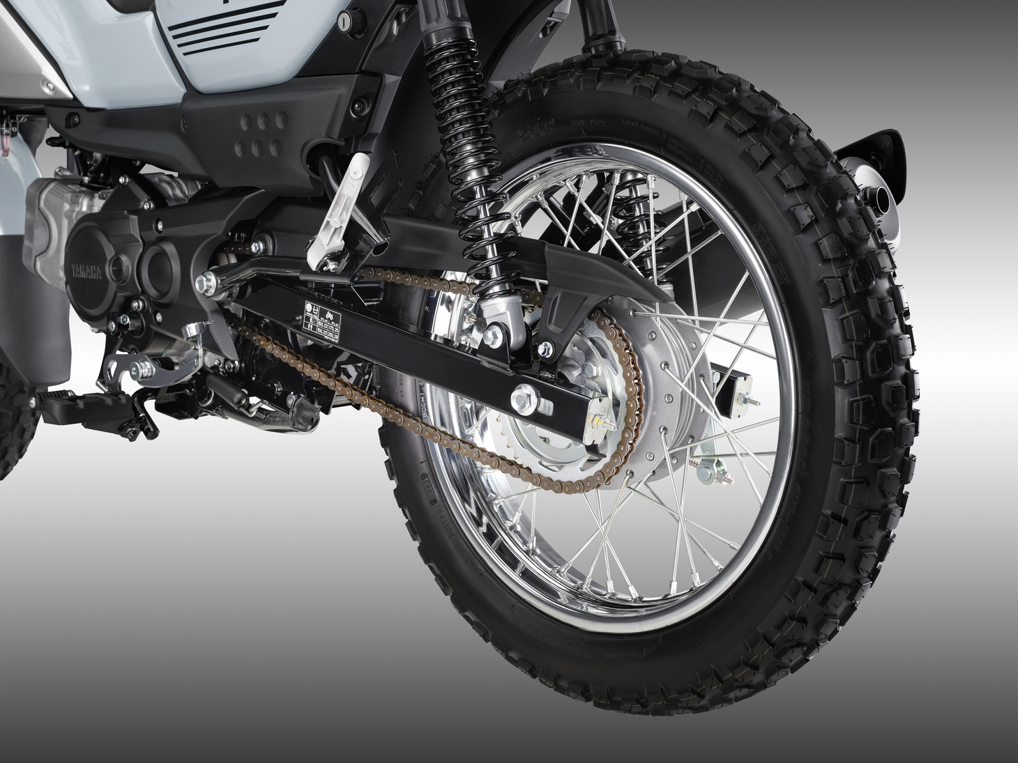 Mâm xe trước sau đồng kích thước 16 inch, trong khi đối thủ sử dụng bánh 17 inch. Mặc dù bánh "lùn" hơn, PG-1 vẫn có khoảng sáng gầm tốt hơn (190mm so với 157mm của Cross Cub 110 và 165mm của CT125) - Ảnh: Yamaha