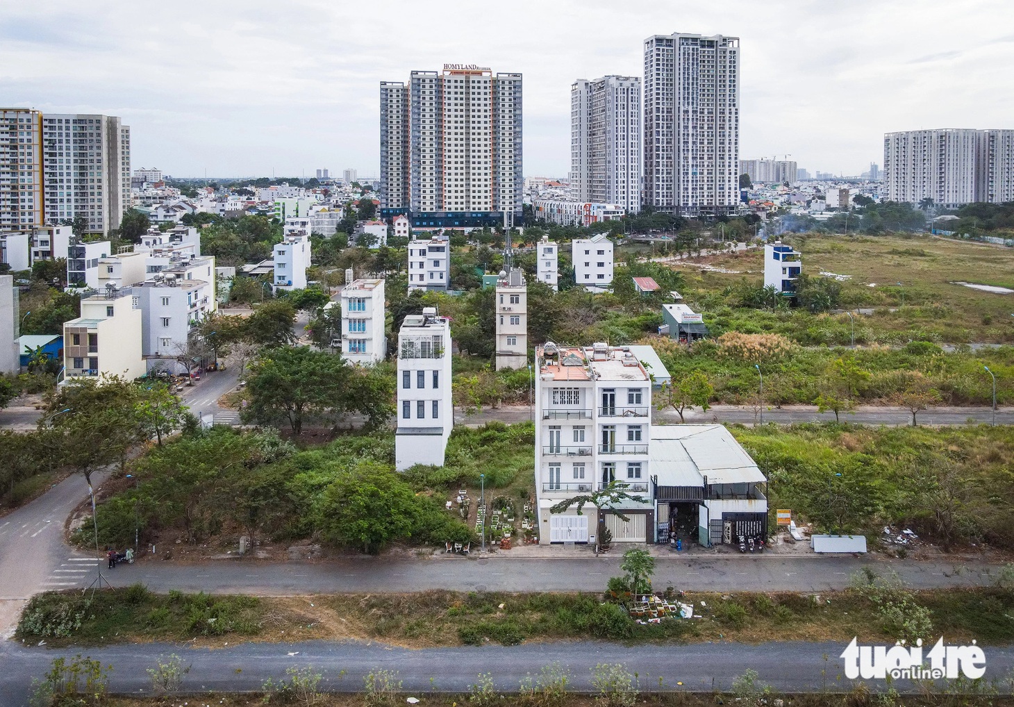 Hạ tầng, nhà cửa "mọc" lác đác trong khu đô thị Nam Rạch Chiếc. Theo người dân khu vực, buổi tối người dân ở đây hạn chế đi lại vì khu này vắng vẻ, đường sá bị đứt quãng tiềm ẩn nhiều nguy cơ mất an toàn giao thông - Ảnh: CHÂU TUẤN