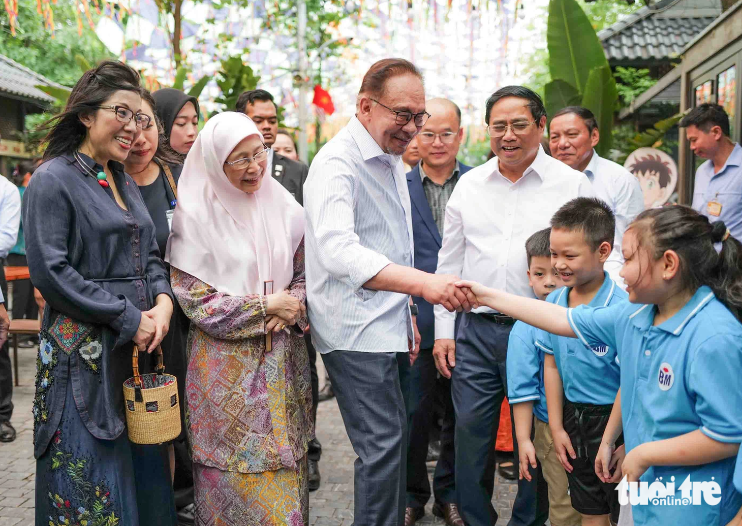 Thủ tướng Phạm Minh Chính và phu nhân cùng Thủ tướng Malaysia Anwar Ibrahim và phu nhân trò chuyện với các em nhỏ tại đường sách Hà Nội vào trưa 21-7. Chuyến thăm của Thủ tướng Malaysia Anwar Ibrahim diễn ra trong bối cảnh quan hệ Việt Nam - Malaysia tiếp tục phát triển tốt đẹp trên cơ sở Đối tác chiến lược được thiết lập từ tháng 8-2015. Hiện Malaysia là đối tác thương mại lớn thứ hai của Việt Nam trong khối ASEAN và thứ 9 trên thế giới với kim ngạch thương mại hai chiều đạt 14,8 tỉ USD năm 2022 - Ảnh: NGUYỄN KHÁNH