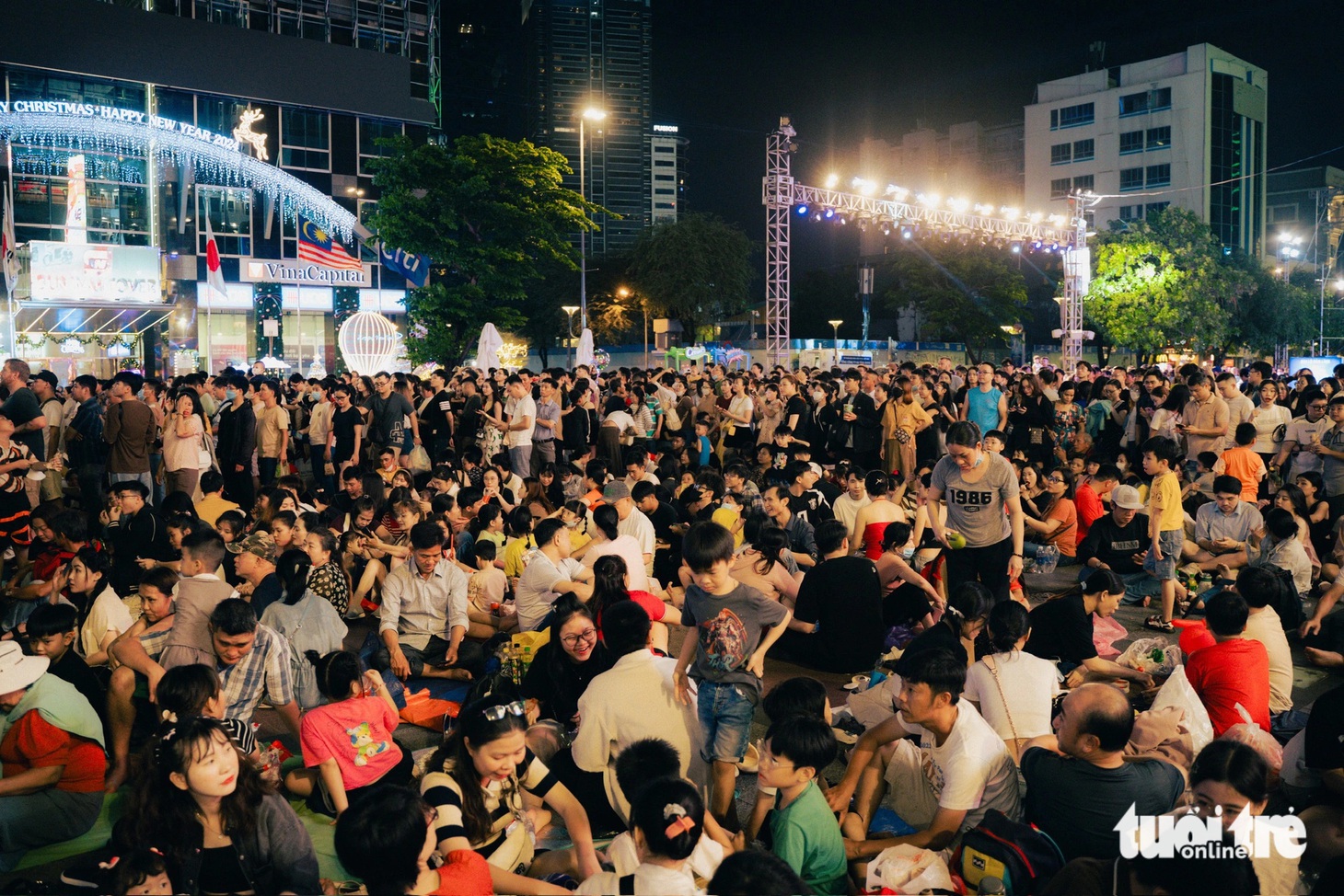 Phố đi bộ Nguyễn Huệ quá đông, nhiều người dân chọn phương án "picnic" tại chỗ - Ảnh: THANH HIỆP