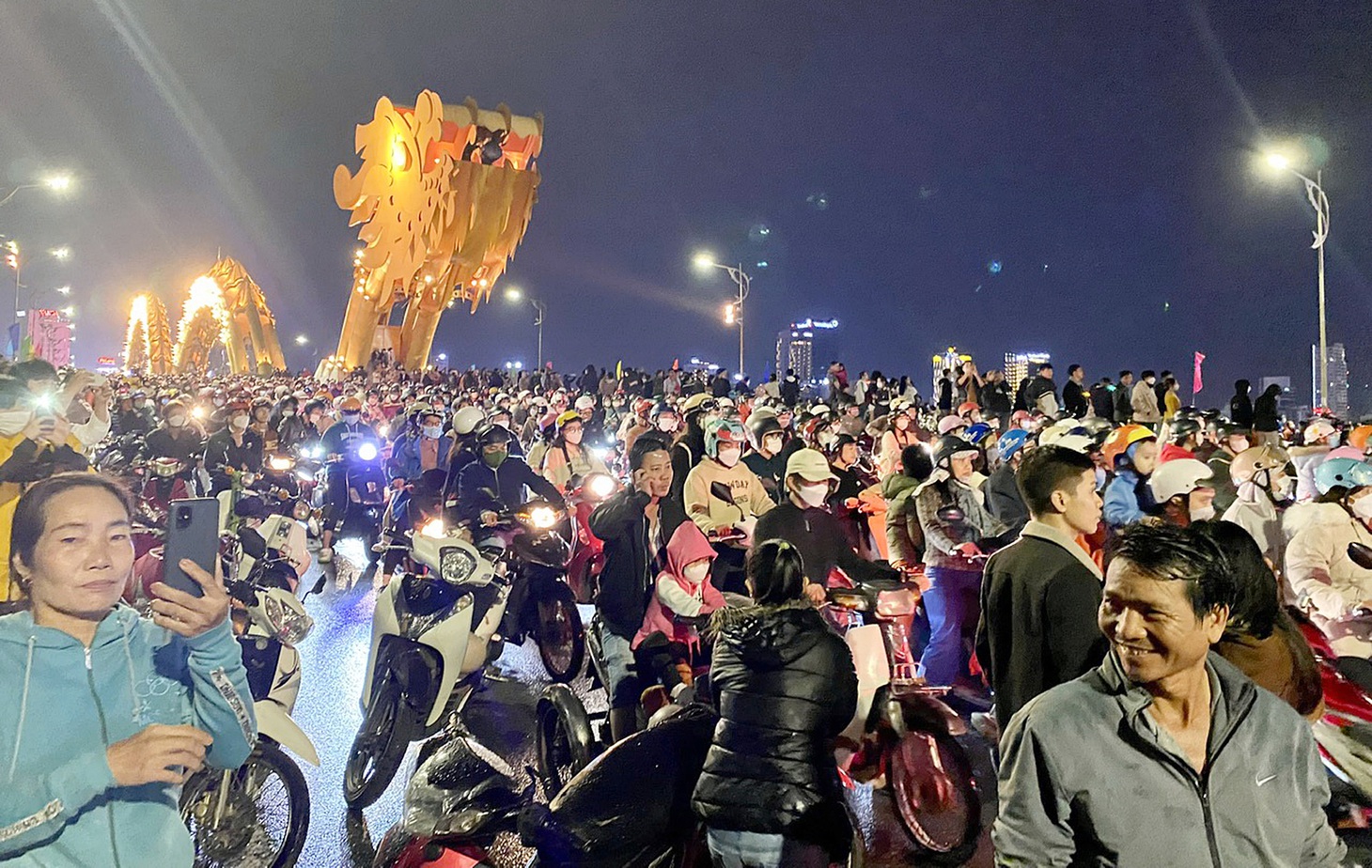 Cầu Rồng có thể phun lửa, phun nước là điểm tham quan ở Đà Nẵng - Ảnh: TR.TRUNG