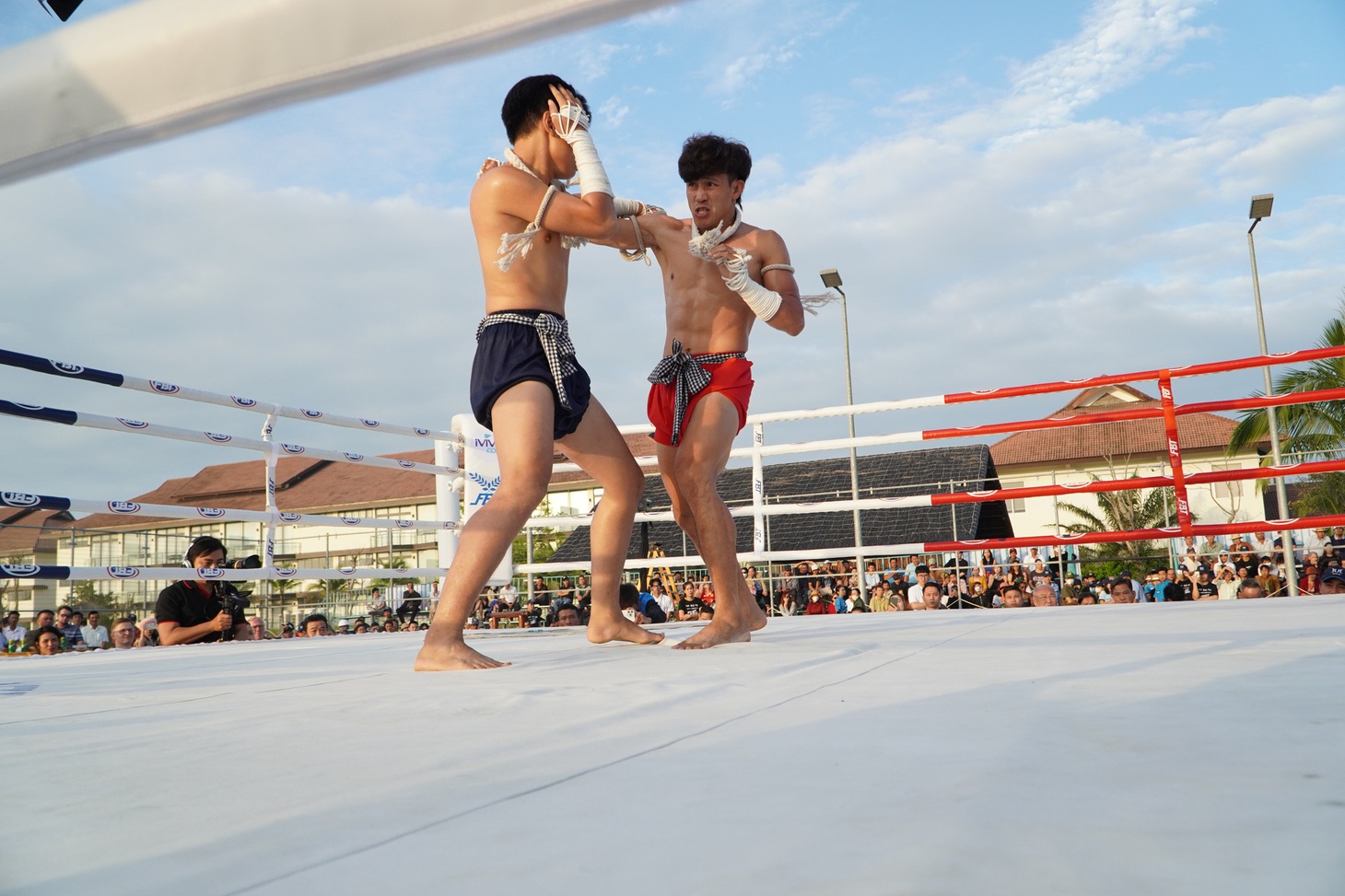Võ sĩ muay Thái hàng đầu Việt Nam Nguyễn Trần Duy Nhất đấu biểu diễn mở màn cho khán giả xem - Ảnh: LÊ TRUNG