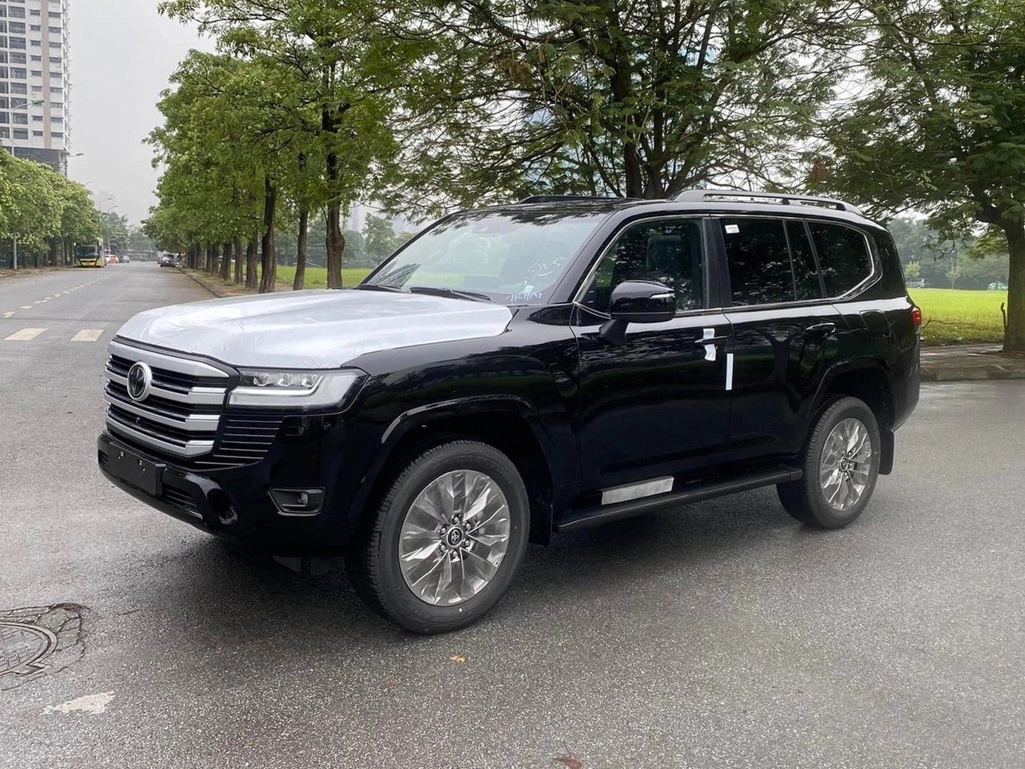 Toyota Land Cruiser 2023 lặng lẽ xuất hiện ở Việt Nam, bị đội giá hơn 1 tỉ đồng - Ảnh 3.