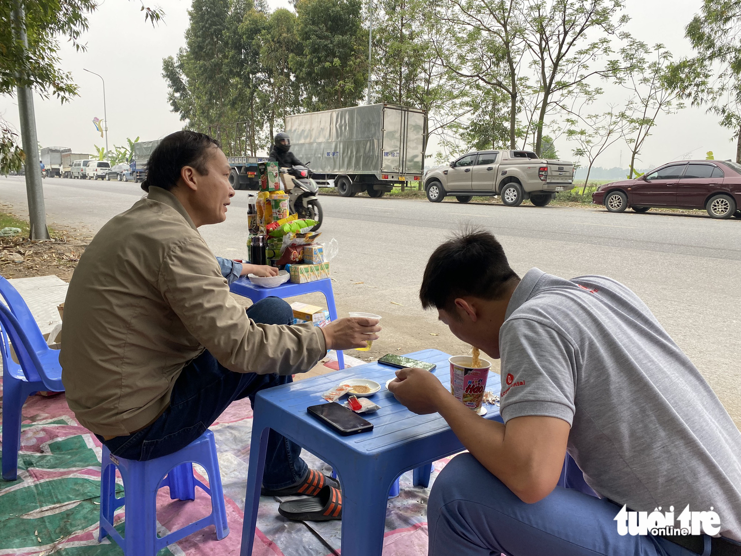 Xe Hà Nội chạy về các tỉnh xếp hàng hai cây số chờ đăng kiểm - Ảnh 7.