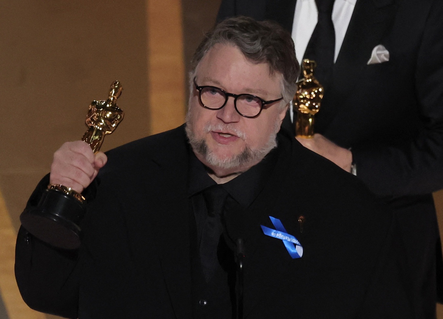 Guillermo del Toro nhận giải Oscar Phim hoạt hình hay nhất cho phim "Guillermo Del Toro's Pinocchio" tại lễ trao giải Oscar lần thứ 95, ngày 12-3 - Ảnh: REUTERS