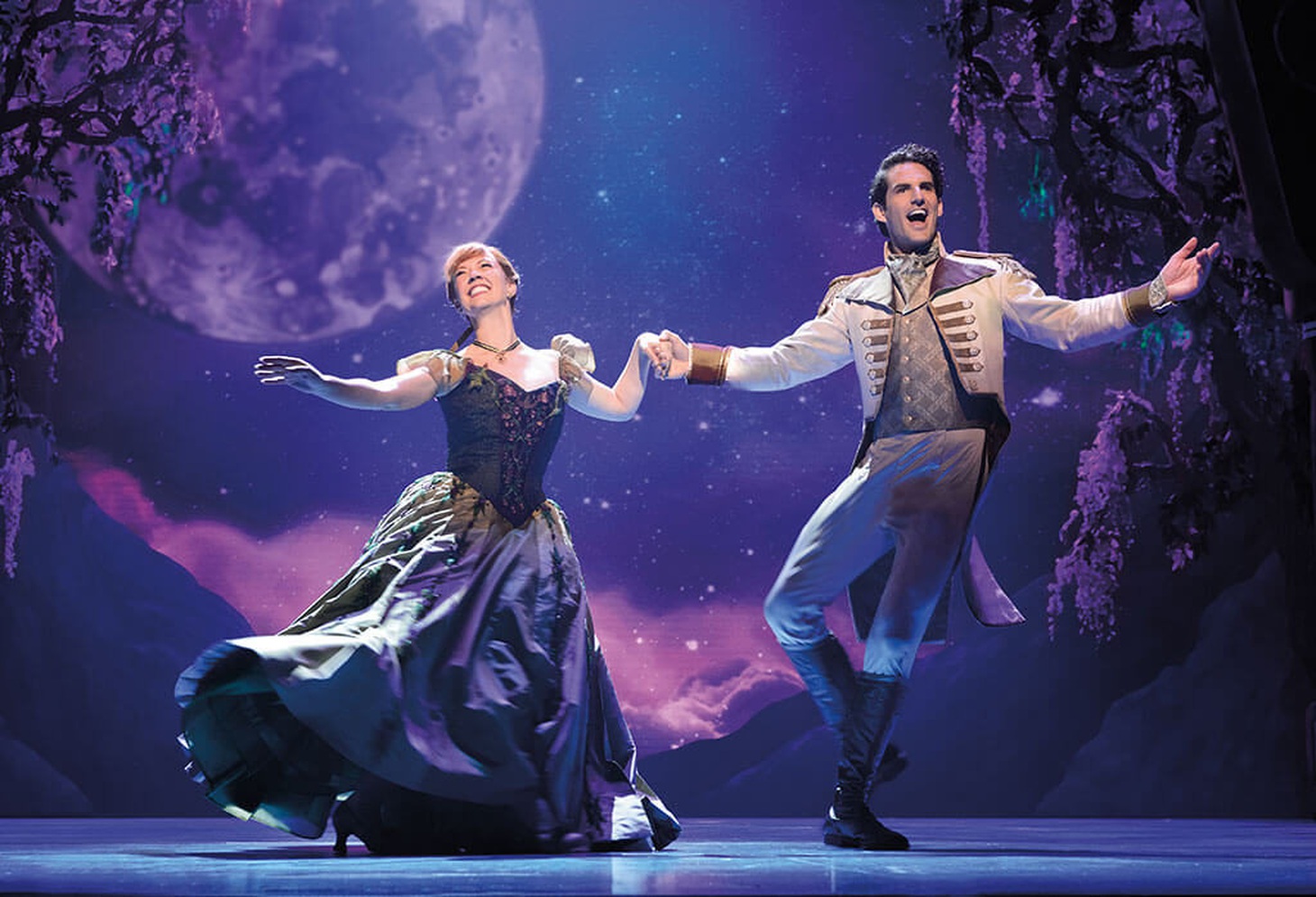 Cảnh khiêu vũ tuyệt đẹp của công chúa Anna và Hans - Ảnh: FROZENTHEMUSICAL