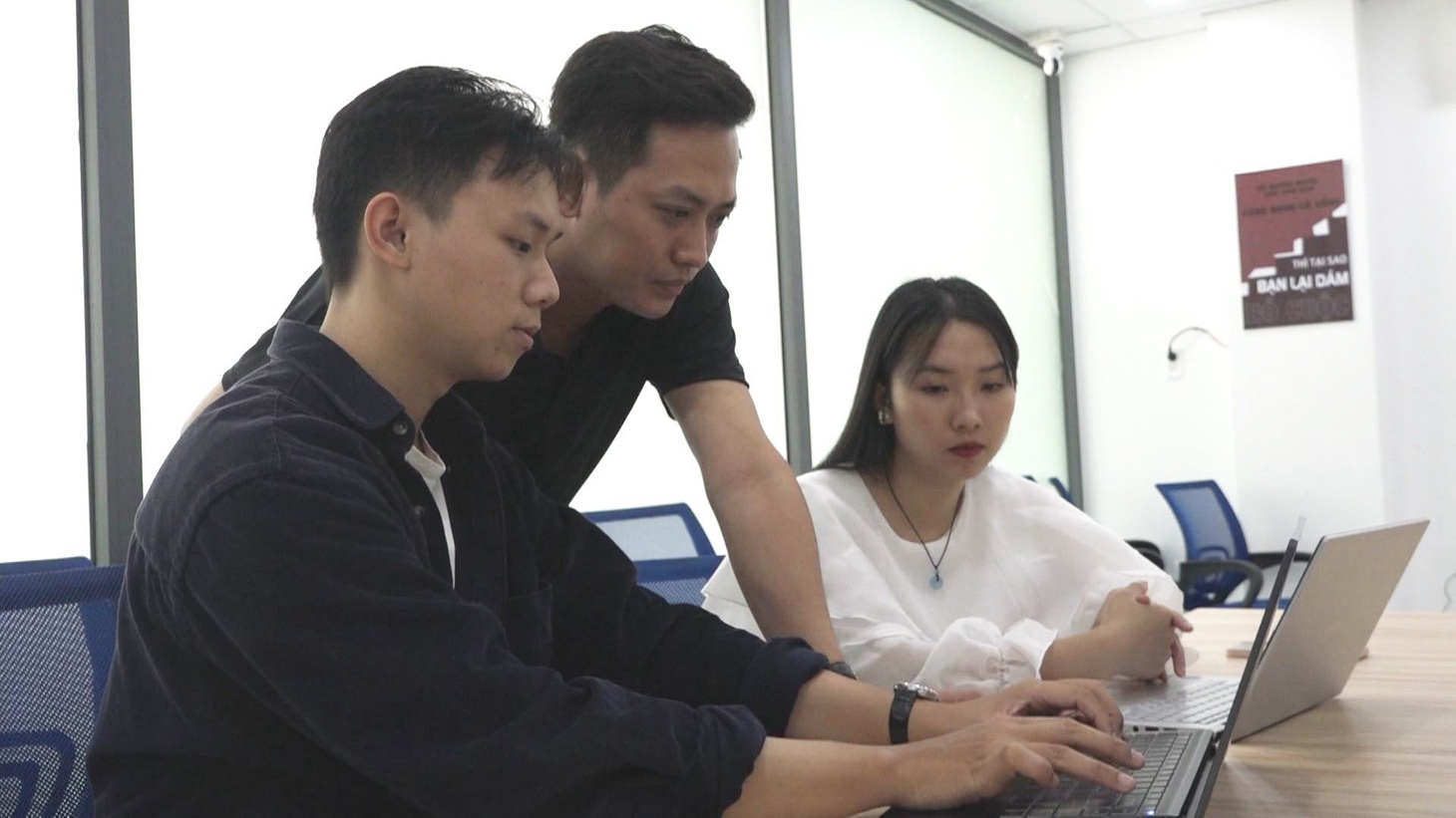 Tạ Thành Chung và các cộng sự - Ảnh: TRƯƠNG KIÊN