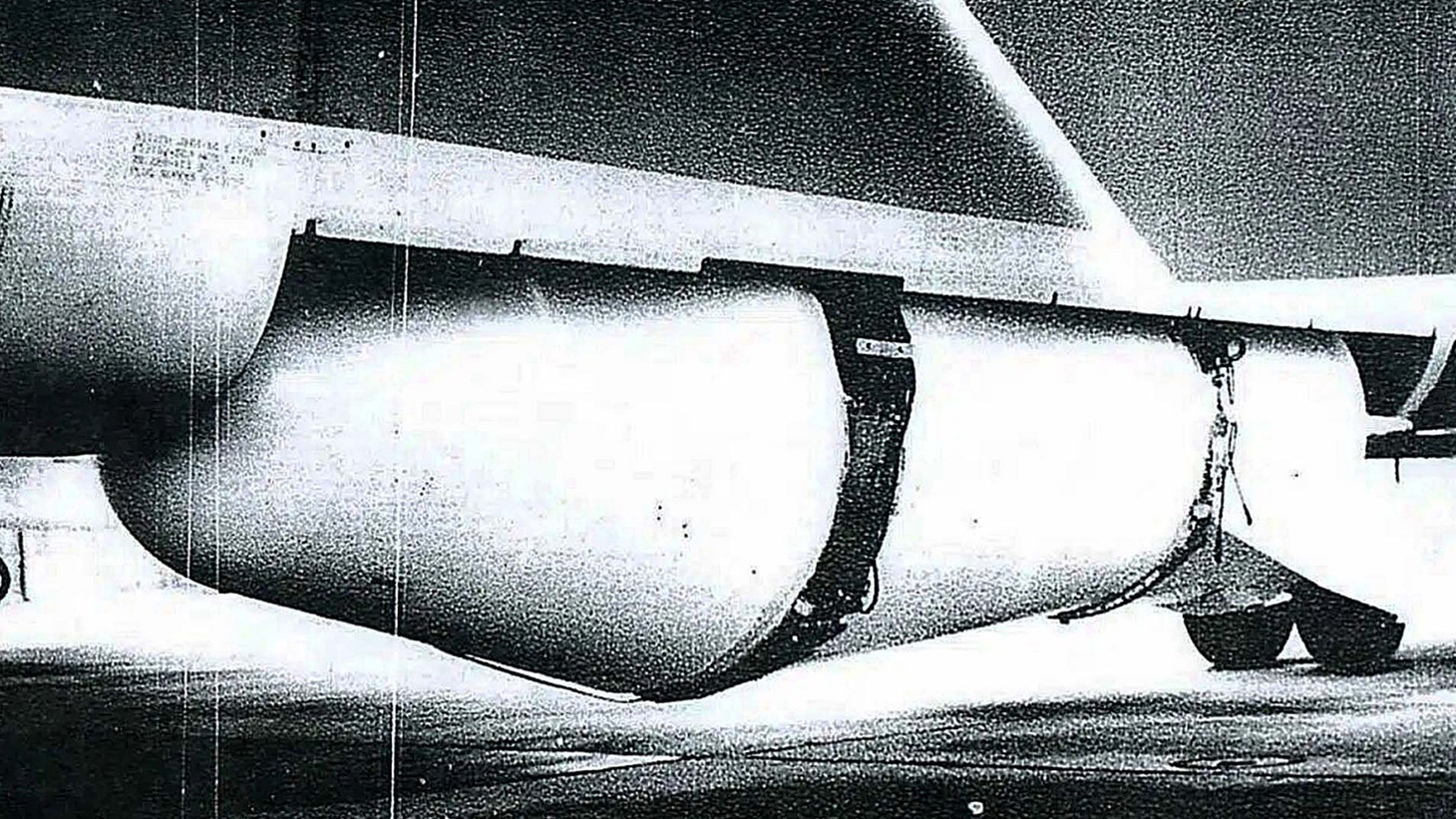 Bom Flashback lớn đến mức phải treo bên ngoài khoang pháo đài bay B-52 - Ảnh: theaviationgeekclub.com