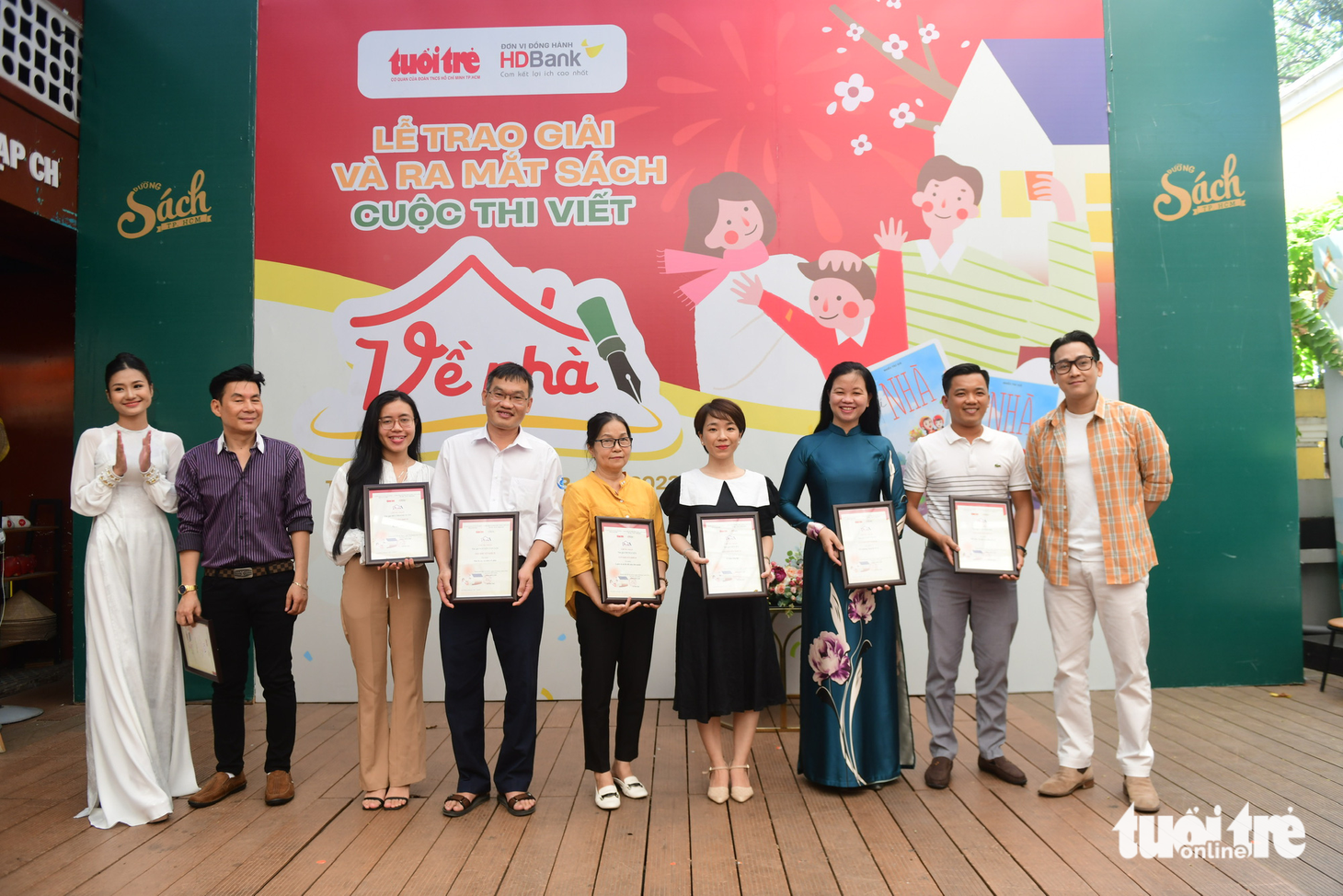 Rơi nước mắt khi được cùng cha, mẹ nhận giải Về nhà - Ảnh 7.