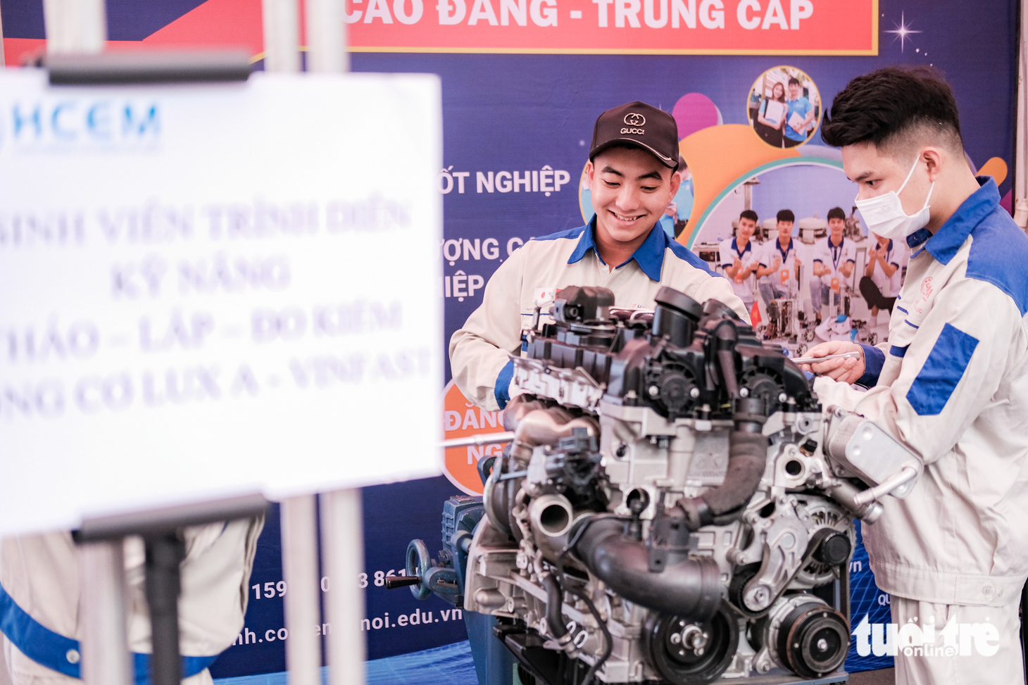 Trường Cao đẳng cơ điện Hà Nội mang đến gian tư vấn mô hình lắp ráp động cơ Lux A - Vinfast - Ảnh: MAI THƯƠNG